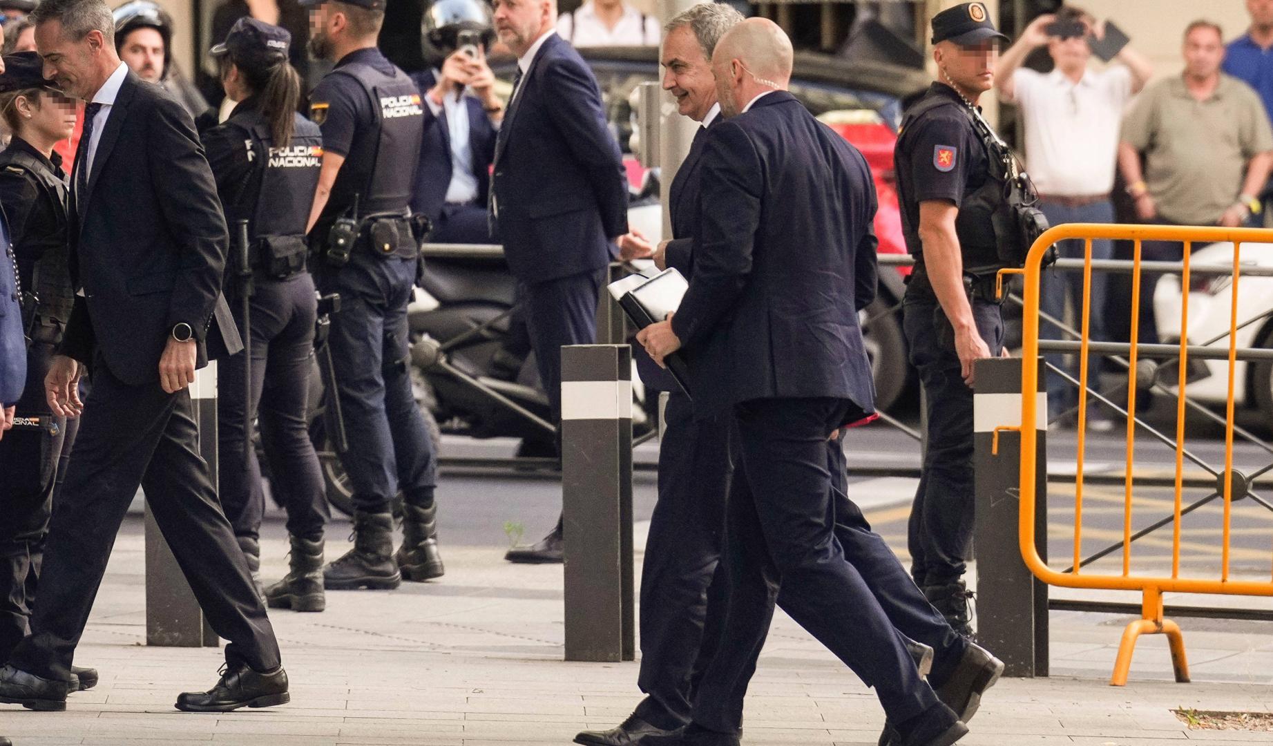 El expresidente del Gobierno, José Luis Rodríguez Zapatero, a su llegada a la Audiencia Nacional para declarar como investigado por organización criminal, tráfico de influencias y falsedad en la causa sobre el préstamo a la compañía aérea Plus Ultra