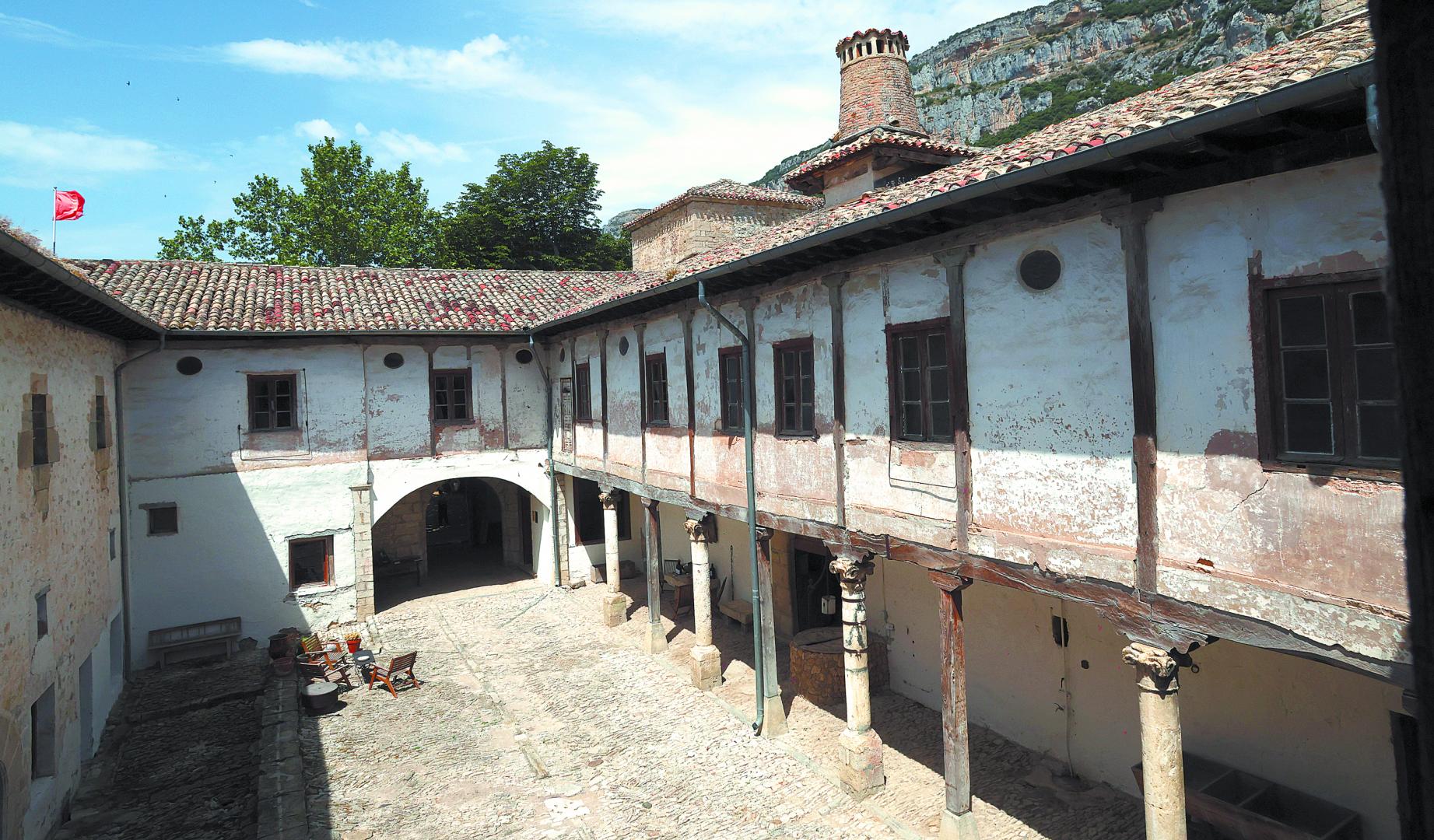 Vista de parte del patio del palacio de Elío, situado a pie de carretera entre Ciriza y Etxauri