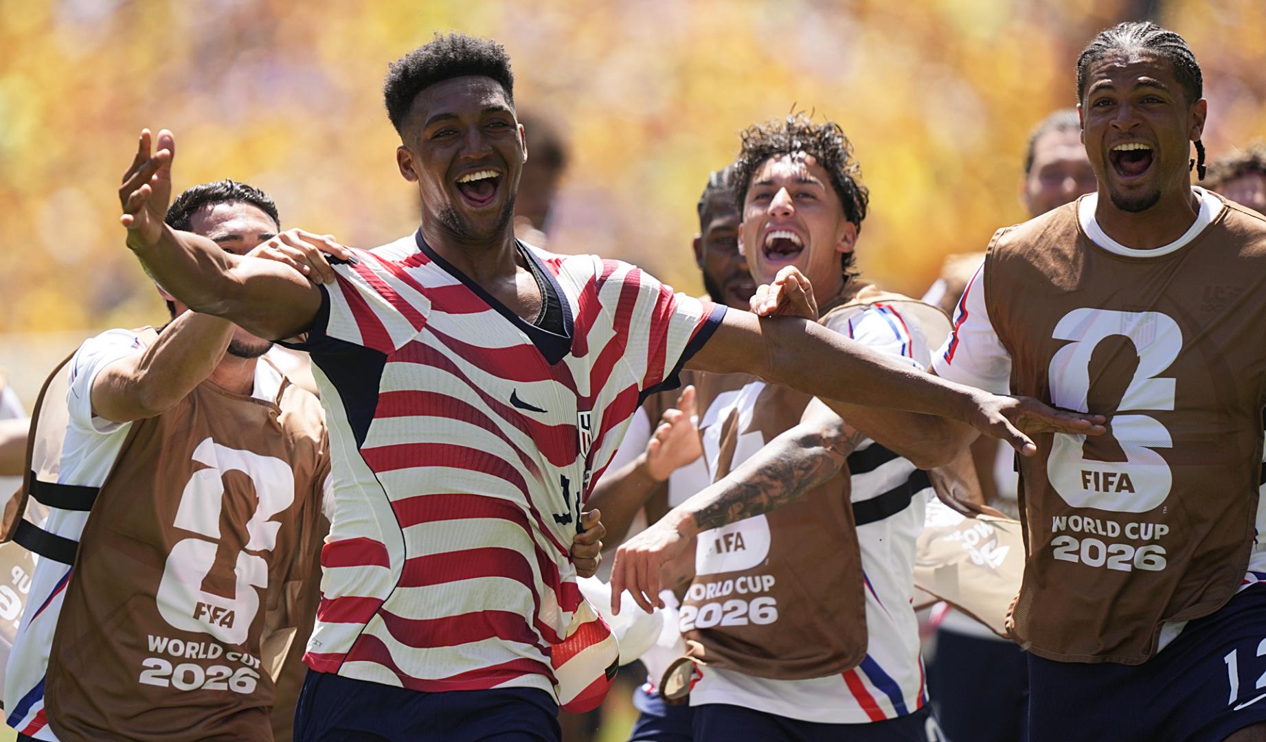 El norteamericano Alex Freeman celebra su tanto tras confirmar el VAR que estaba en posición correcta