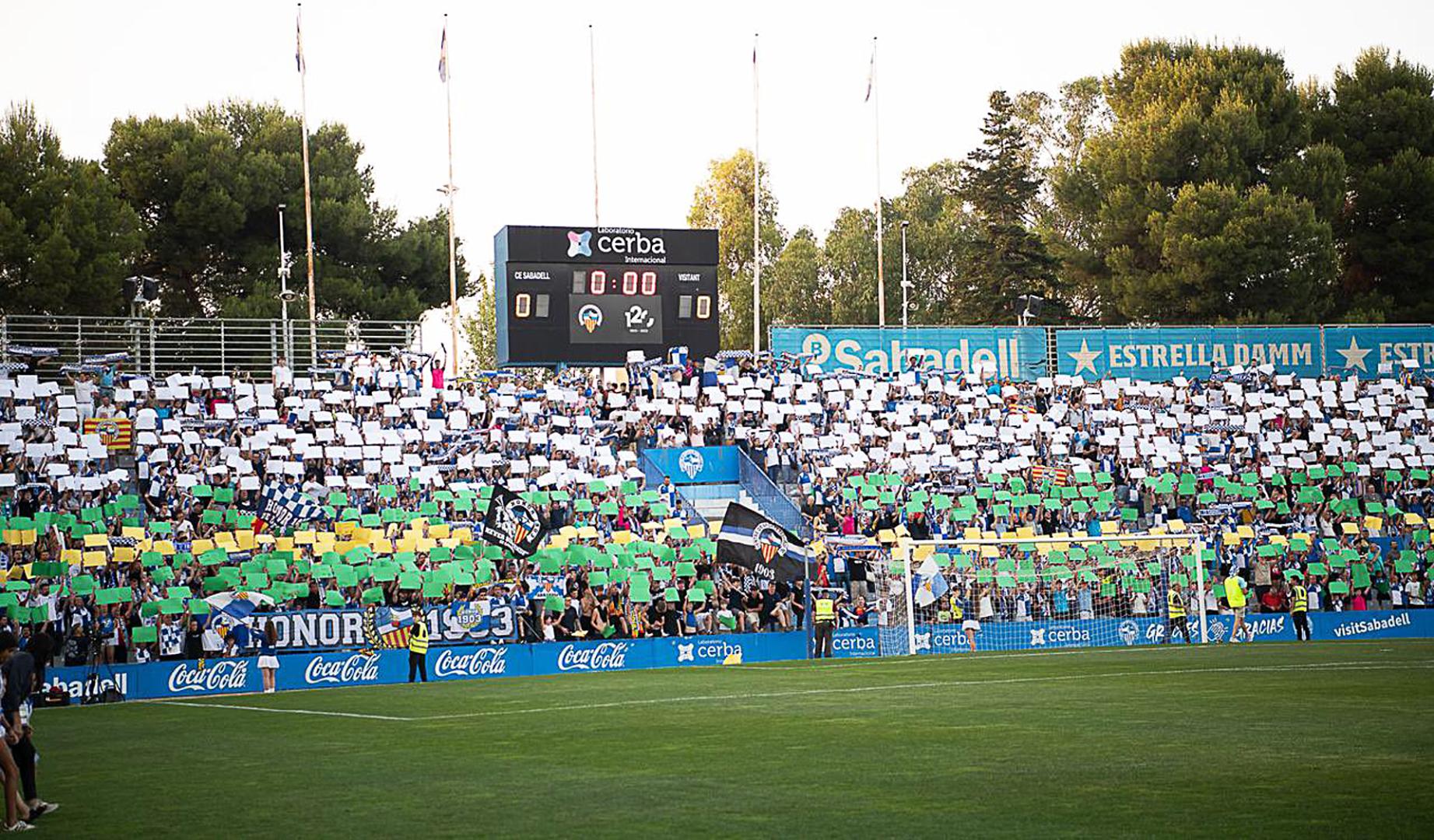 Aspecto que lucía la Nova Creu Alta antes del inicio de la vuelta del playoff de ascenso a Segunda entre Sabadell y Zamora