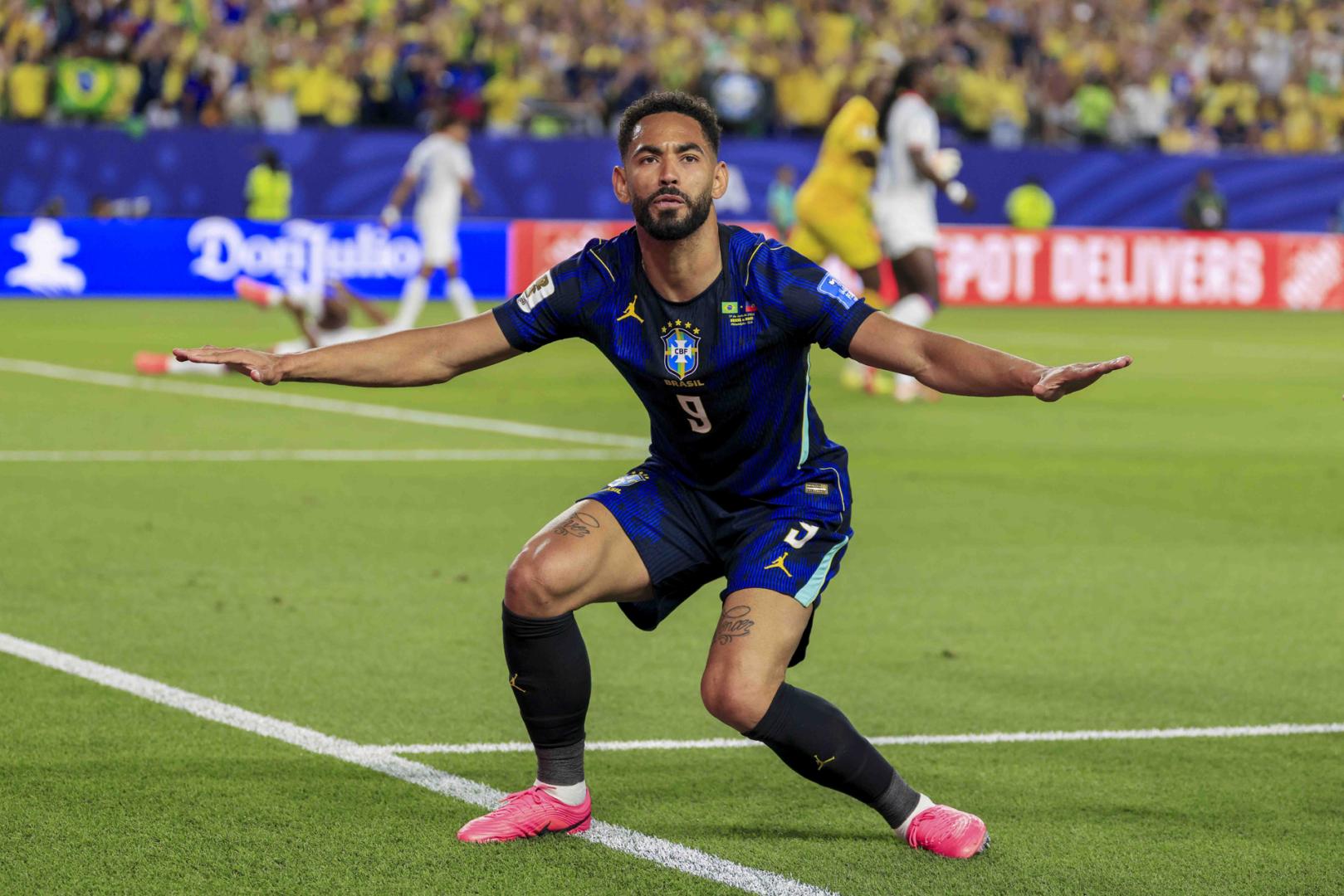 El brasileño Matheus Cunha, autor de un doblete ante Haití, celebra uno de los goles