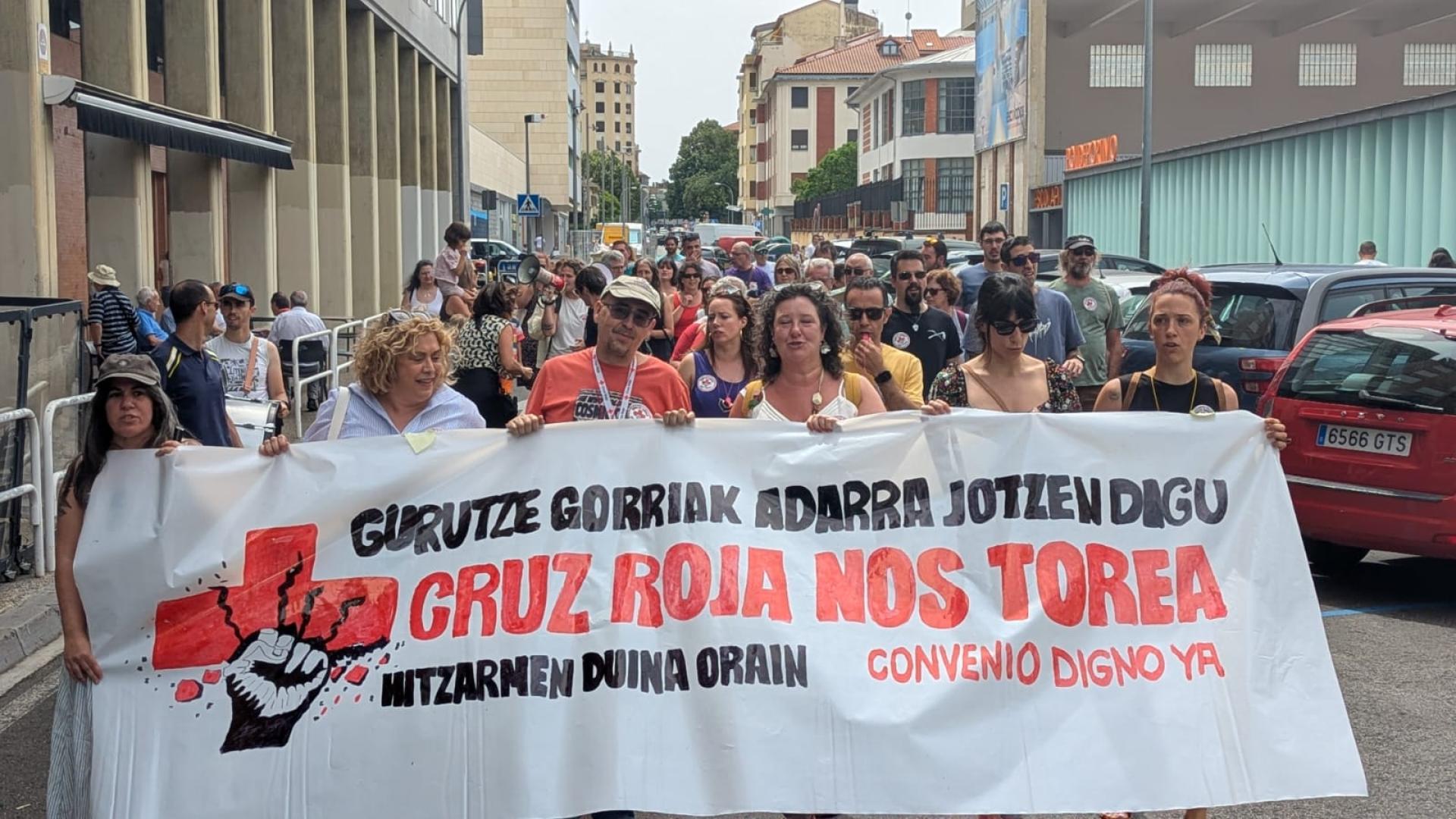 Cabeza de la manifestación de trabajadores de Cruz Roja en Pamplona,