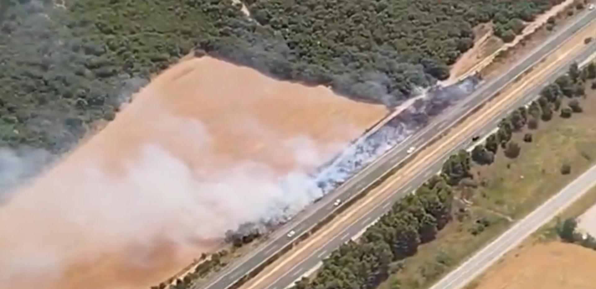 Imagen del incendio, junto a la AP-15