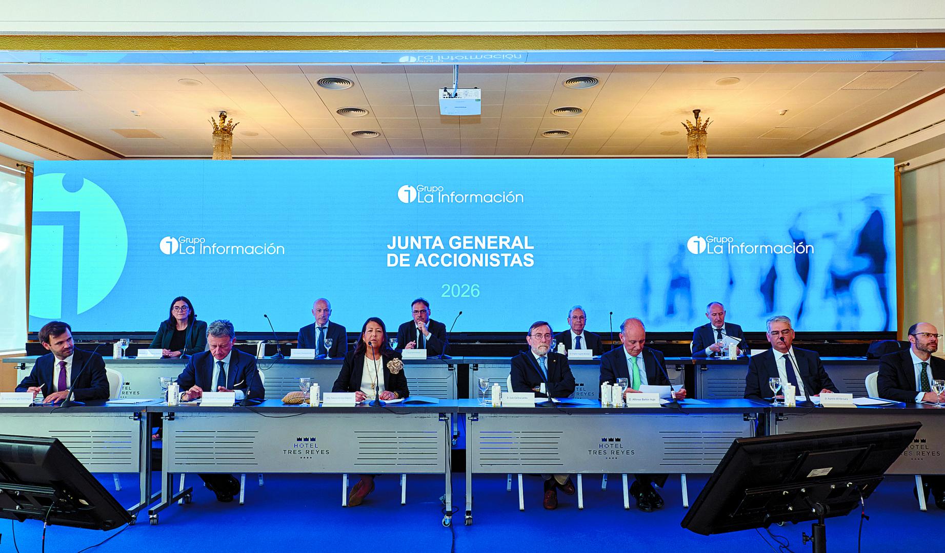 En la primera fila, el Consejo de Administración: de izda a dcha, Javier Uranga, Ignacio Sobrini, Paloma Arraiza, Luis Colina, Alfonso Bañón (presidente), Aurelio Orrillo (letrado) y Fernando Basarte. Detrás, el Comité de Gobierno: Marian Garayoa, Roberto Otamendi, David Torres y Virgilio Sagüés. A la derecha, José Manuel Erro, director general