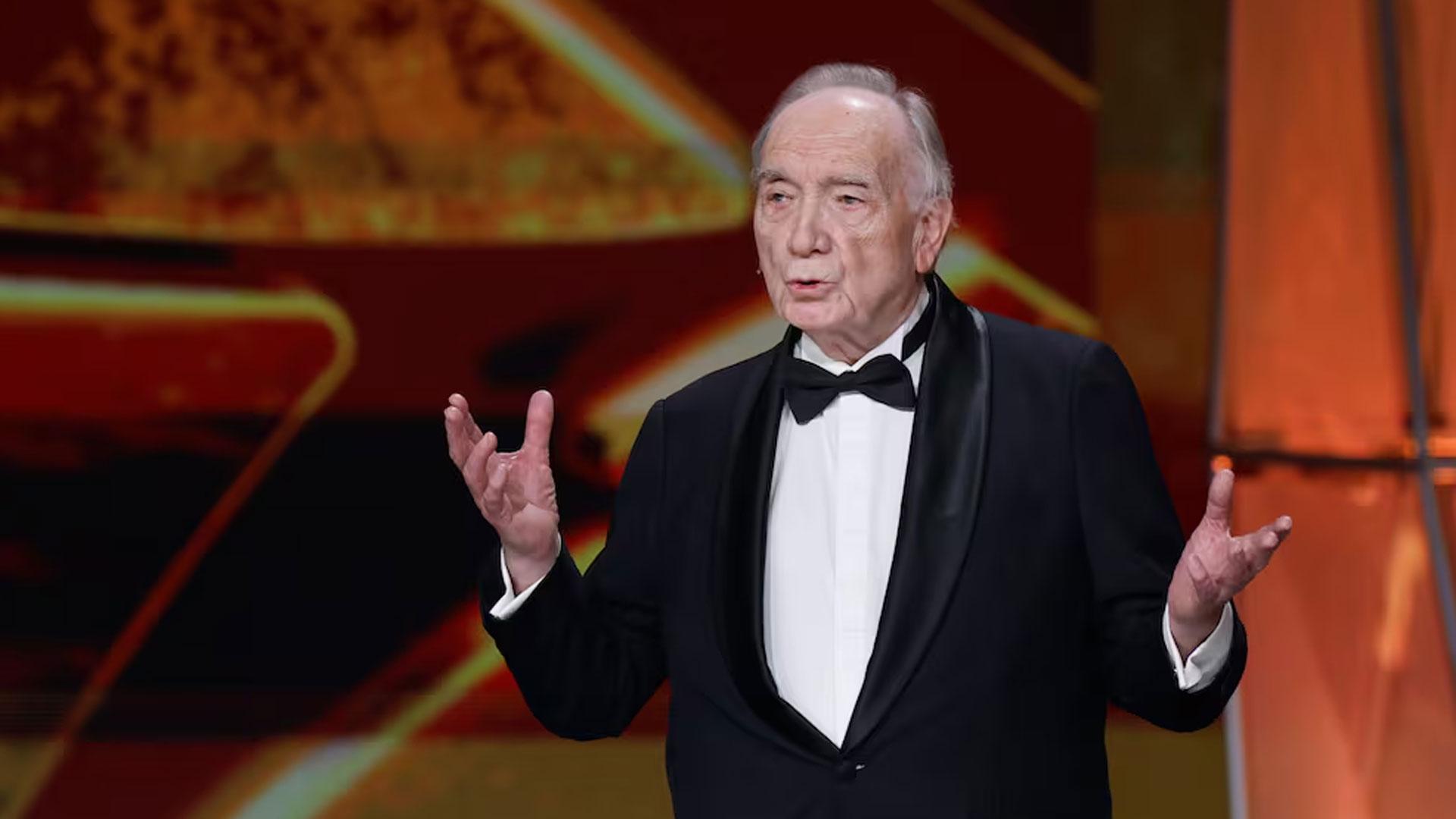 El presidente de la Academia de Cine, Fernando Méndez-Leite, pronuncia su discurso en la última ceremonia de los Premios Goya, en Barcelona