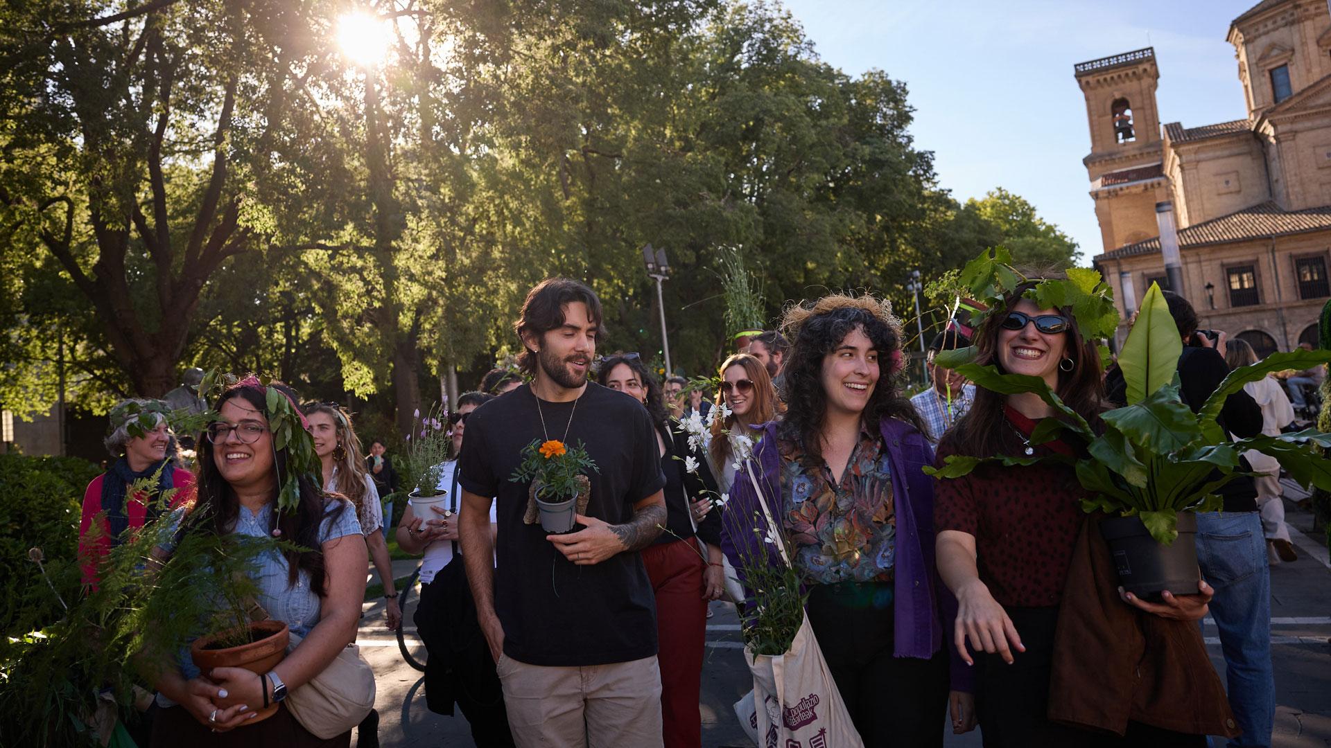 Kalejira de humanos y plantas en Pamplona