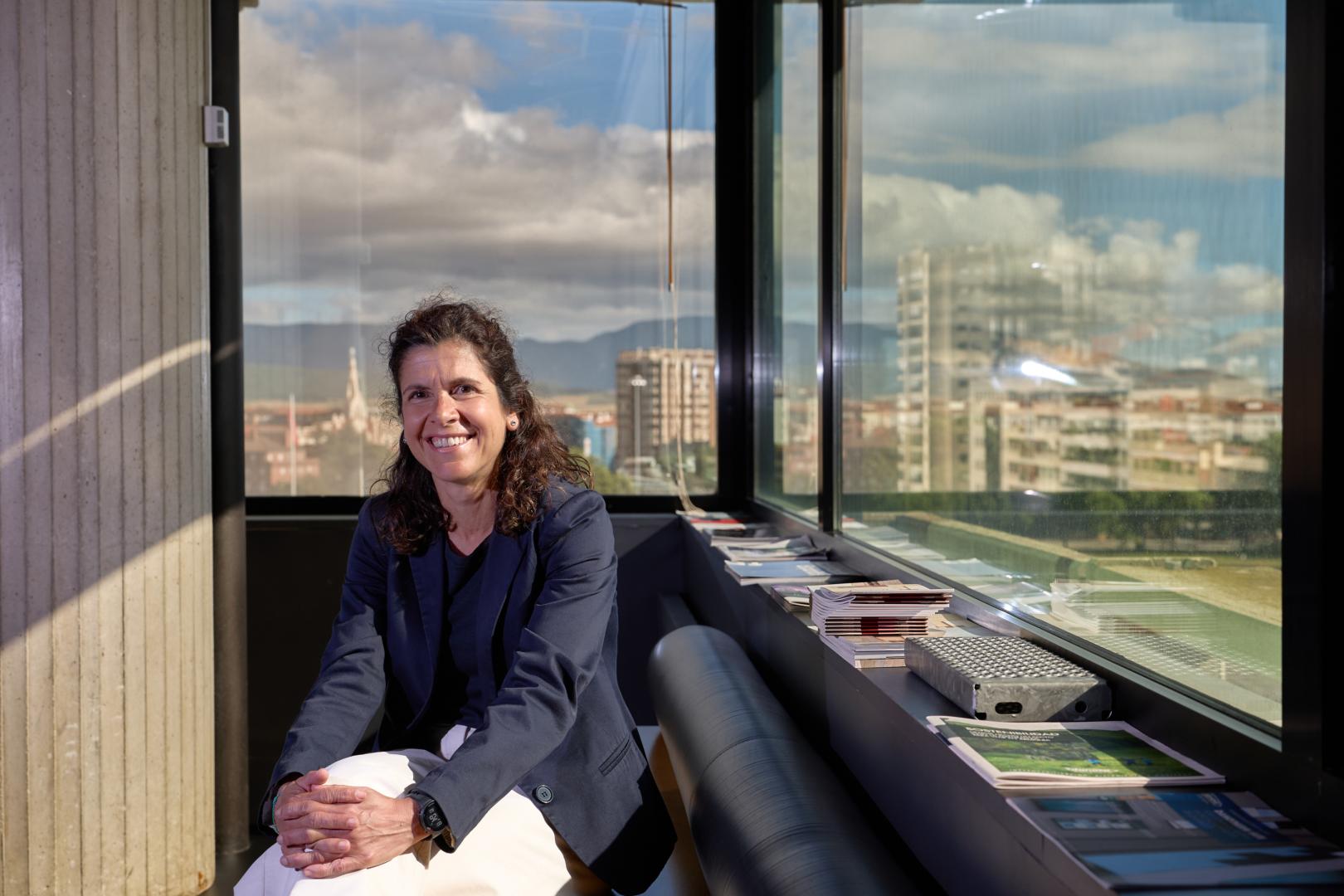 La presidenta de los arquitectos navarros, Sara Velázquez Arizmendi, posa desde la sede del COAVN en avenida del Ejército, 2