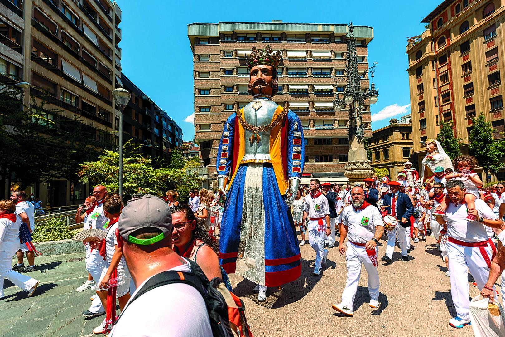 La comparsa en la plaza del Vínculo, de regreso por el paseo de Sarasate hacia autobuses, en los Sanfermines de 2023.