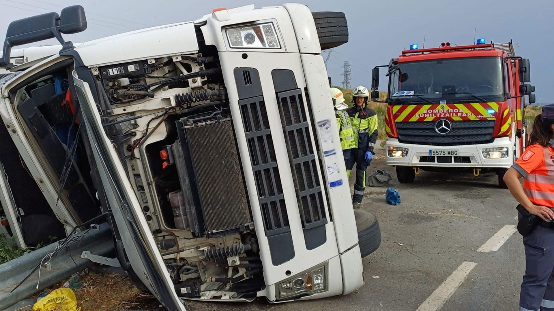 Estado en el que ha quedado el camión tras salirse de la vía y volcar en Valtierra