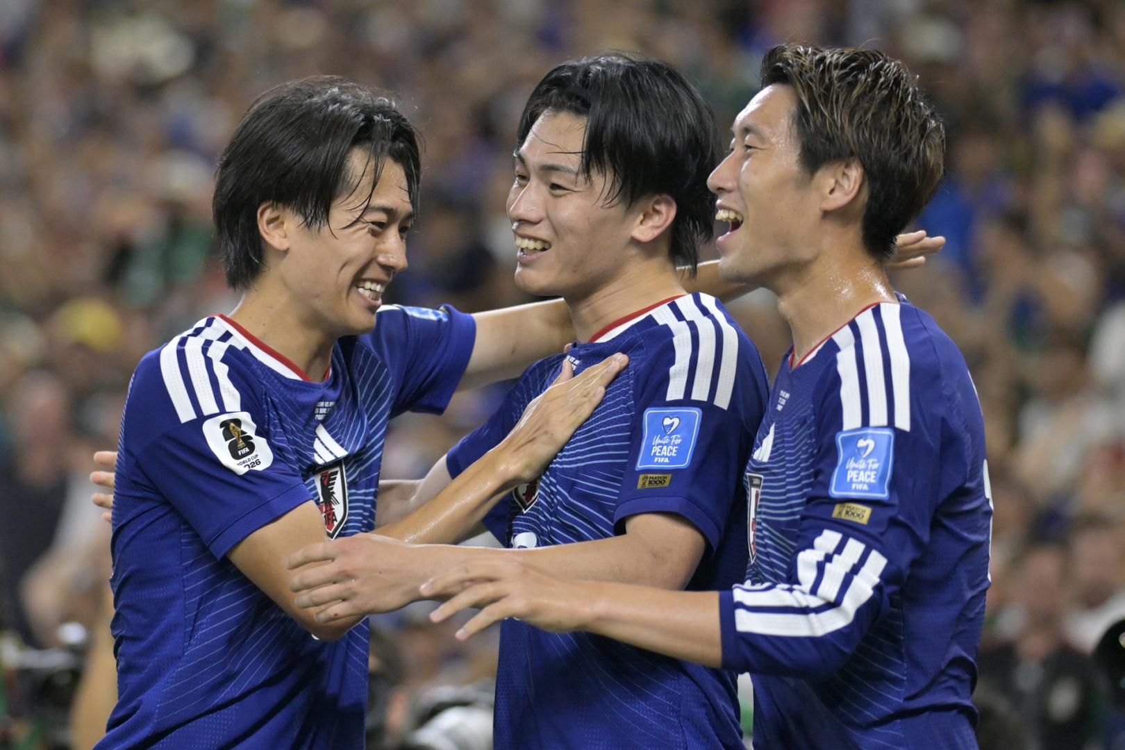 Ayase Ueda celebra con sus compañeros uno de sus goles ante Túnez