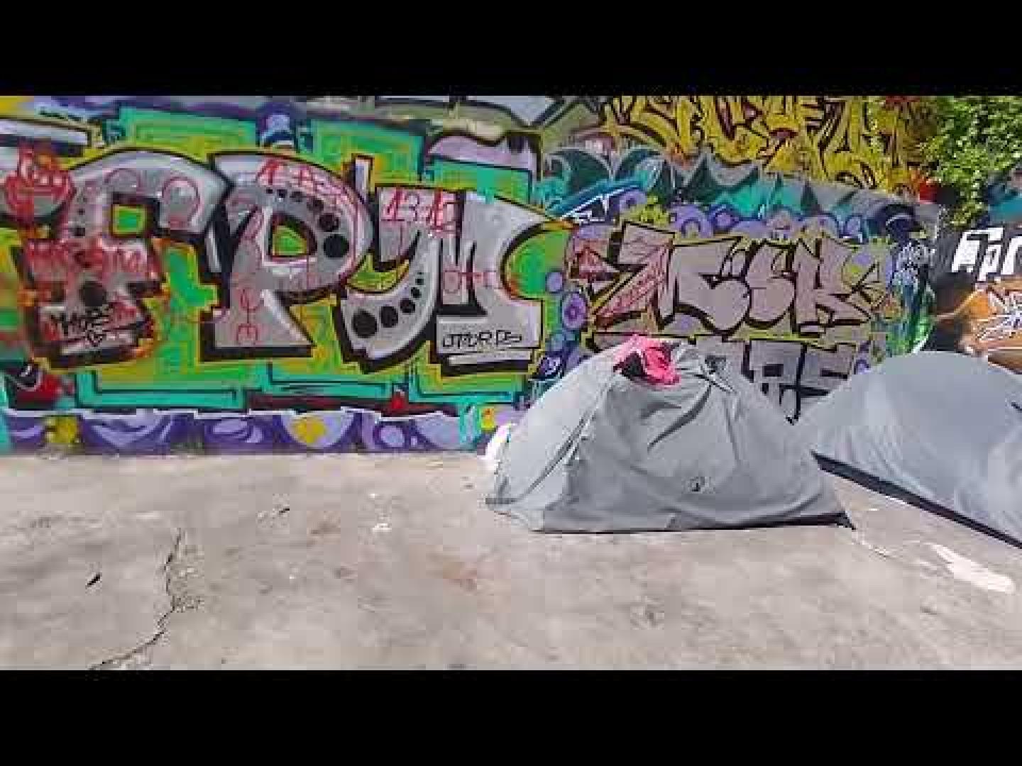 Un recorrido por los asentamientos surgidos tras el desalojo de Aranzadi muestra cómo decenas de personas sin hogar afrontan las altas temperaturas de estos días entre la maleza, bajo puentes, en zonas inundables, rodeados de basura y sin acceso estable a recursos básicos, mientras las administraciones reafirman su compromiso con la acogida