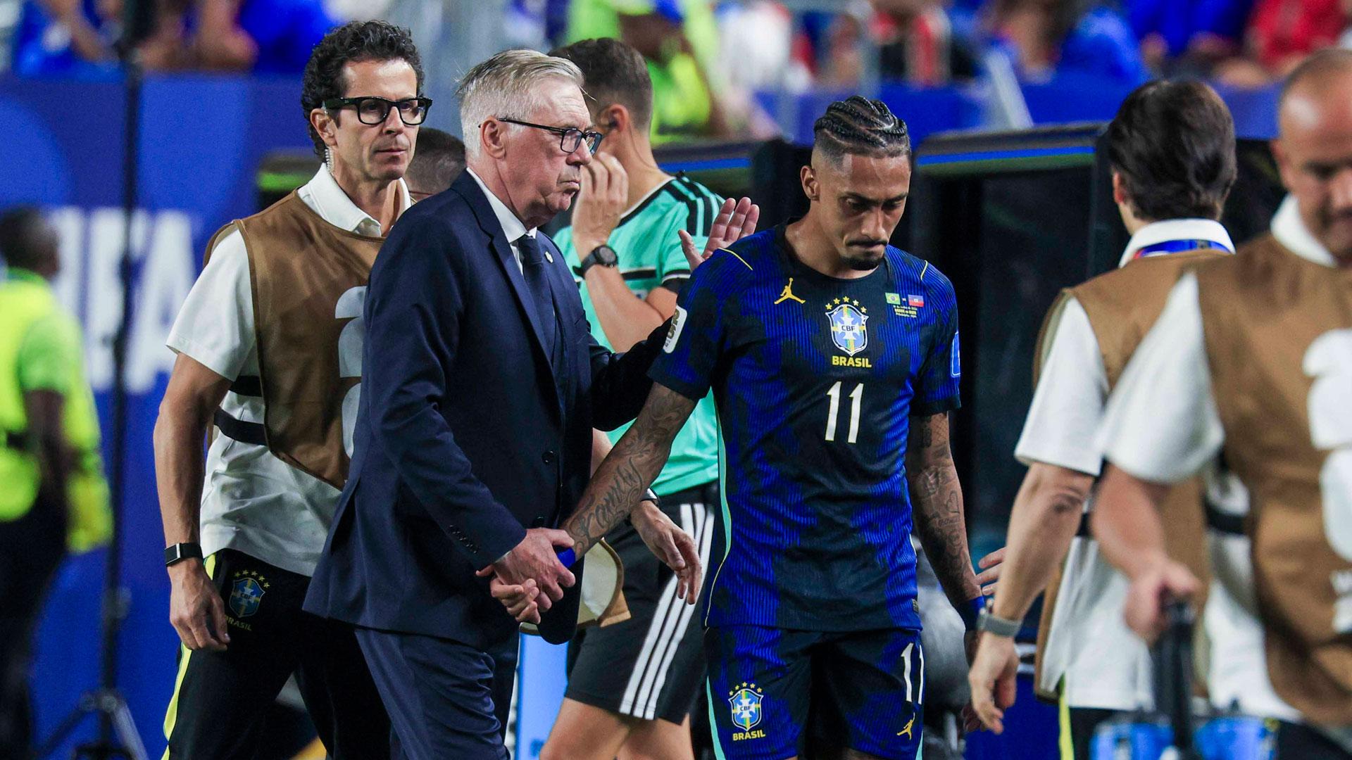 El delantero Raphinha saluda a su entrenador Carlo Ancelotti al retirarse del partido de Brasil contra Haití