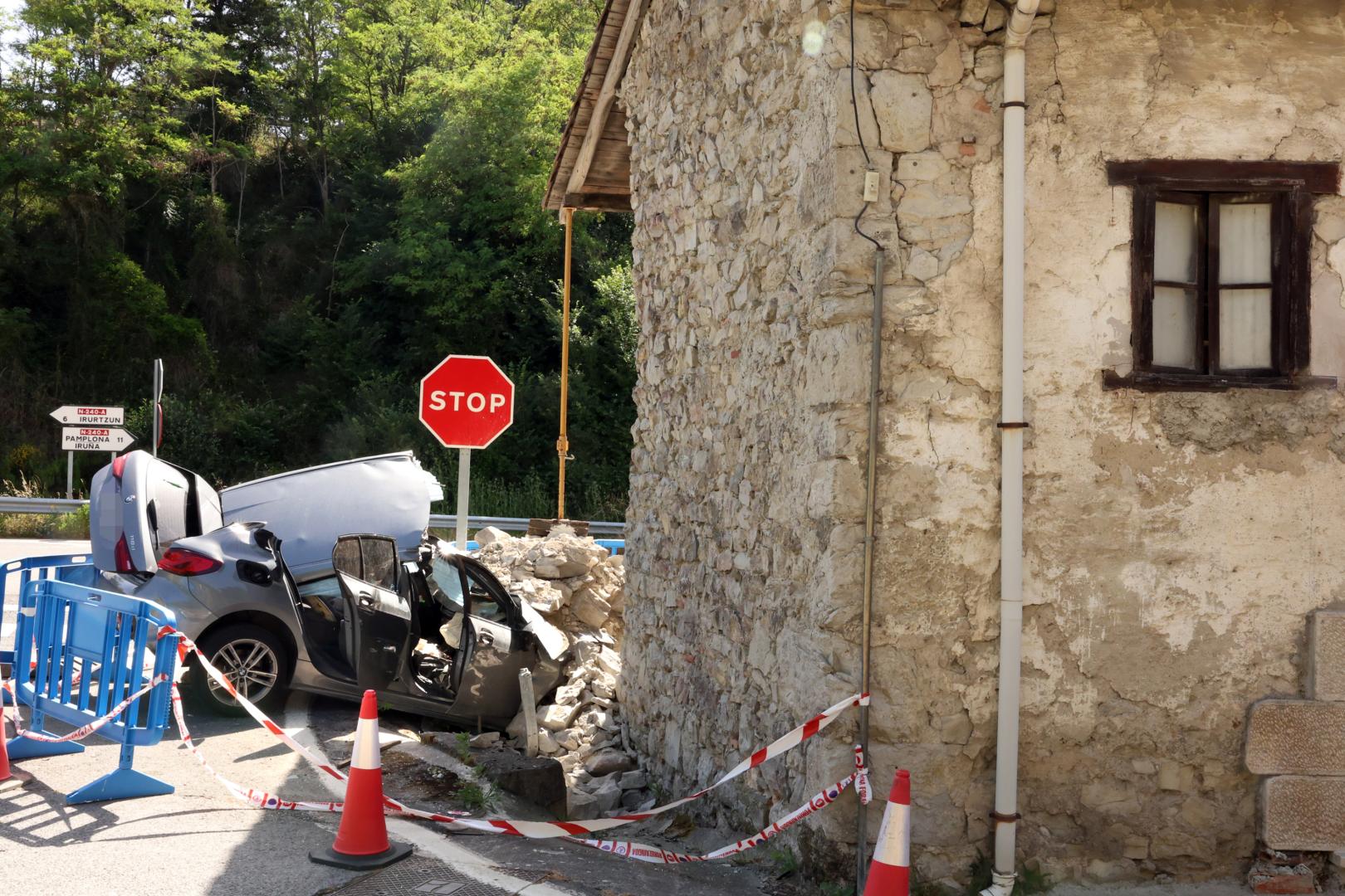 Coche siniestrado la madrugada del seis de junio, en una imagen tomada este domingo.
