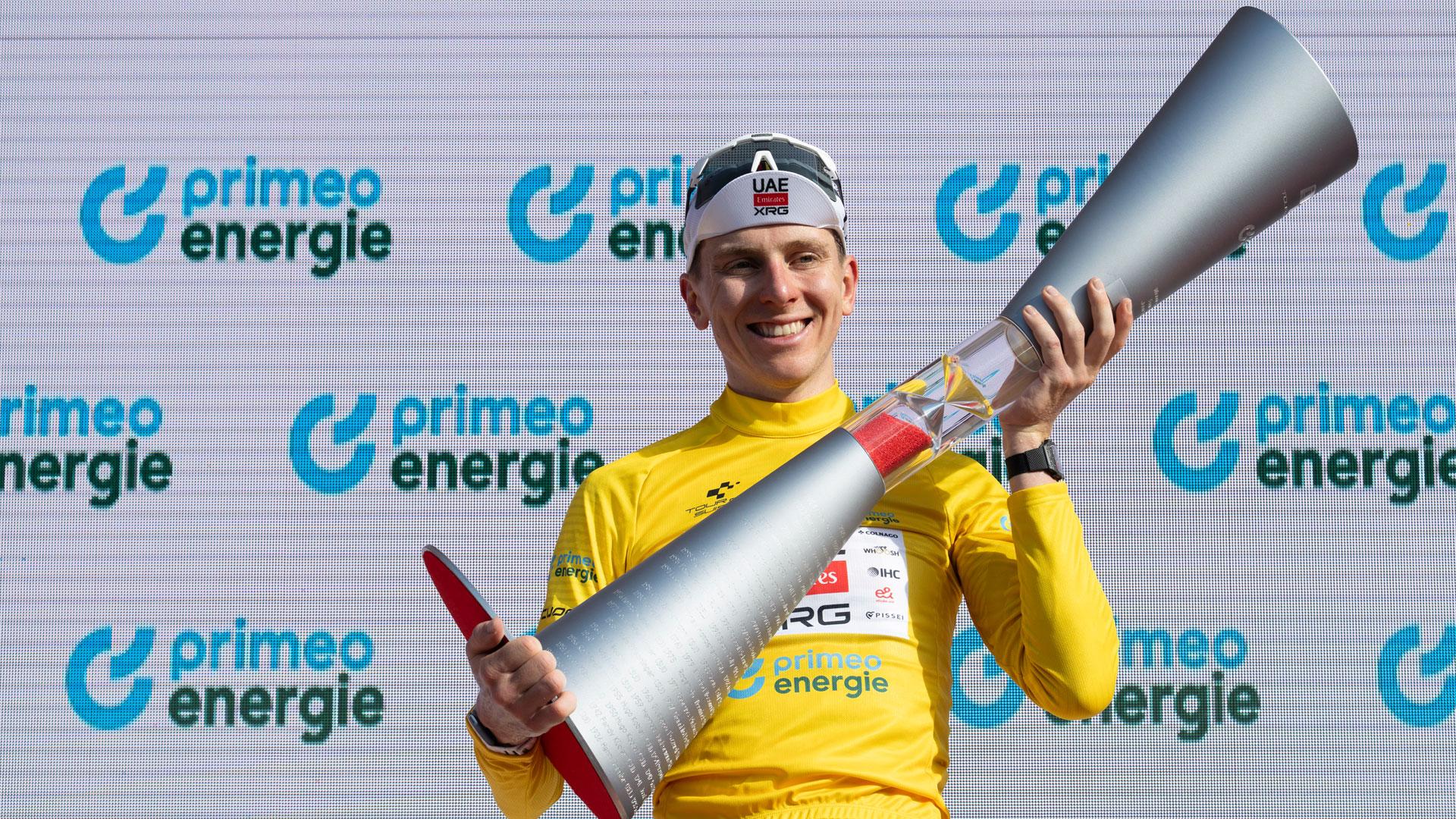 Pogacar, con el trofeo de ganador de la Vuelta a Suiza