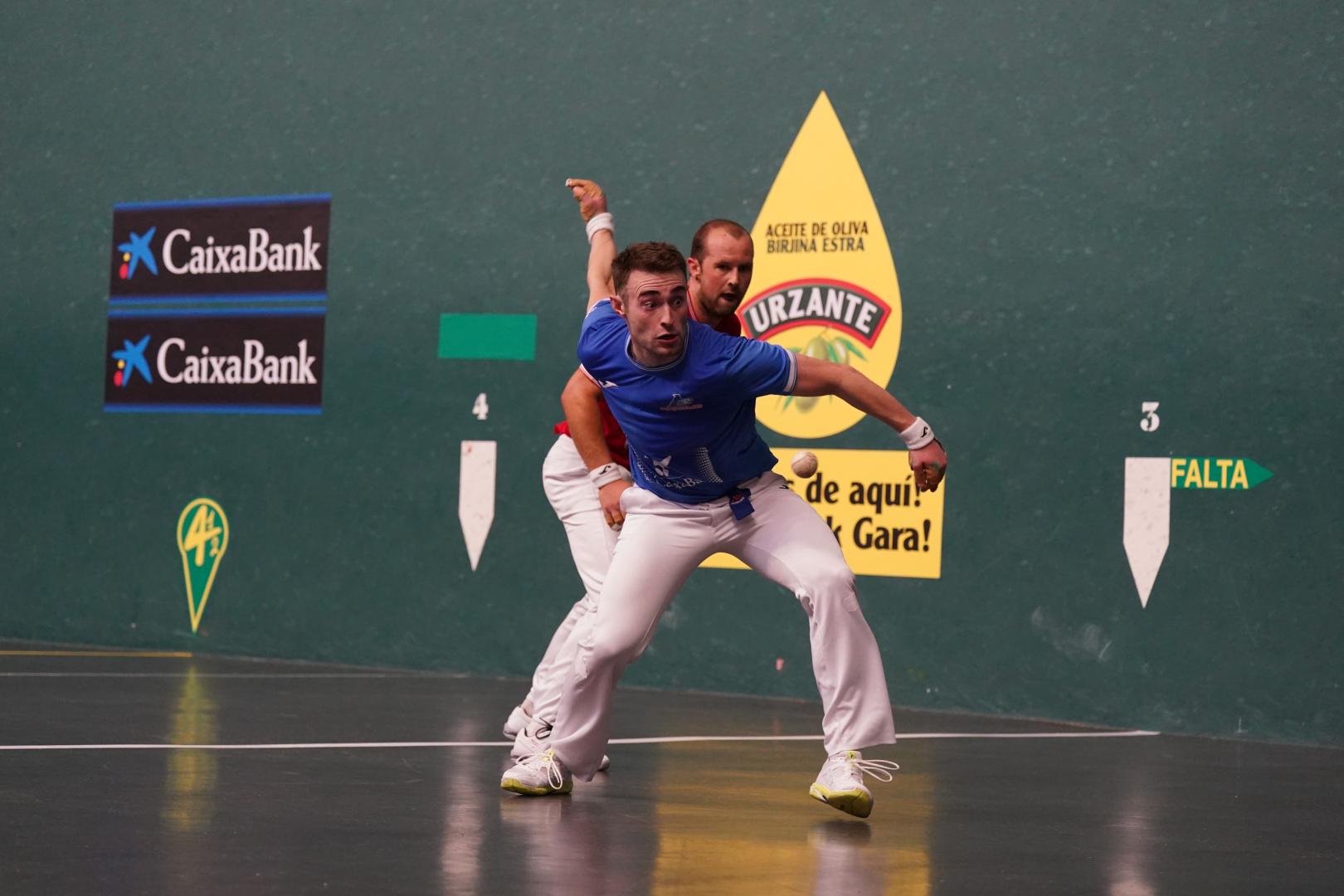 Iker Salaberria se perfila para golpear a la pelota ante Elordi