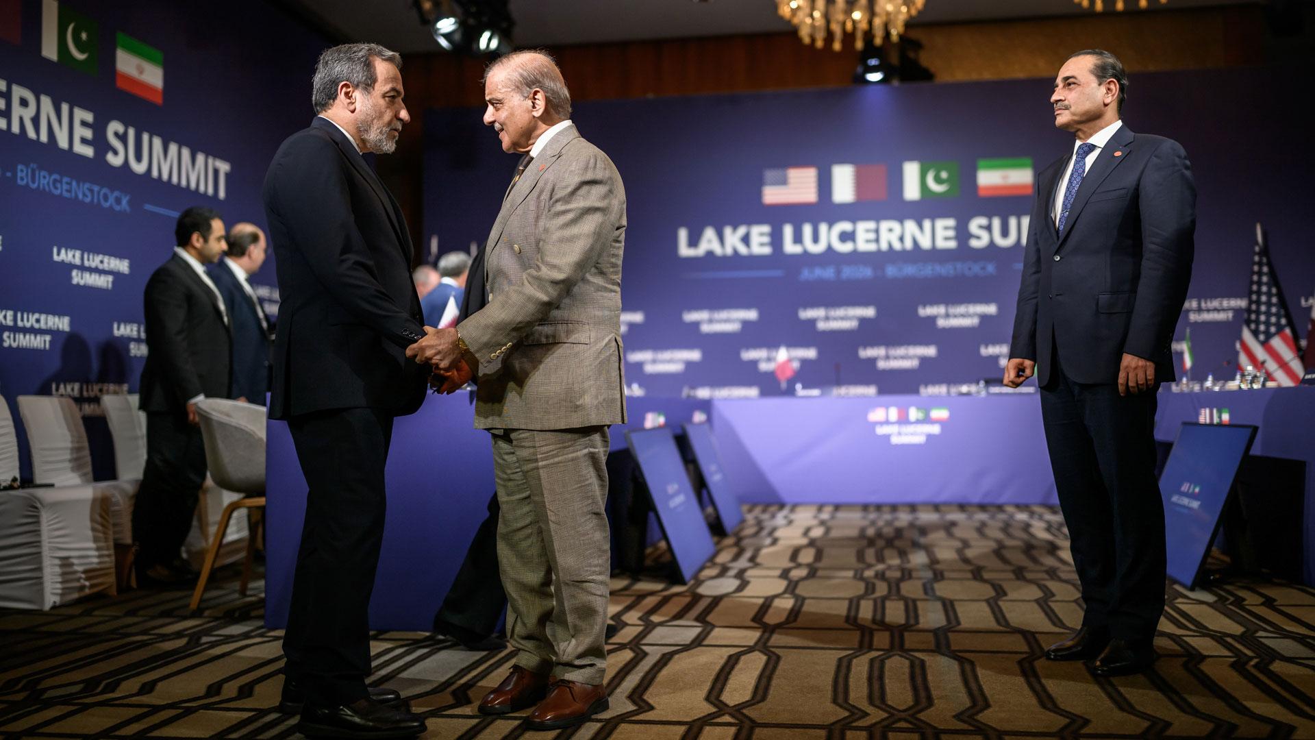 El ministro de Asuntos Exteriores de Irán, Abbas Araghchi (izquierda), estrecha la mano del primer ministro de Pakistán, Muhammad Shehbaz Sharif (centro), junto al jefe del Estado Mayor del Ejército de Pakistán, el mariscal de campo Asim Munir, antes de la reunión cuadrilateral para negociar el acuerdo de paz