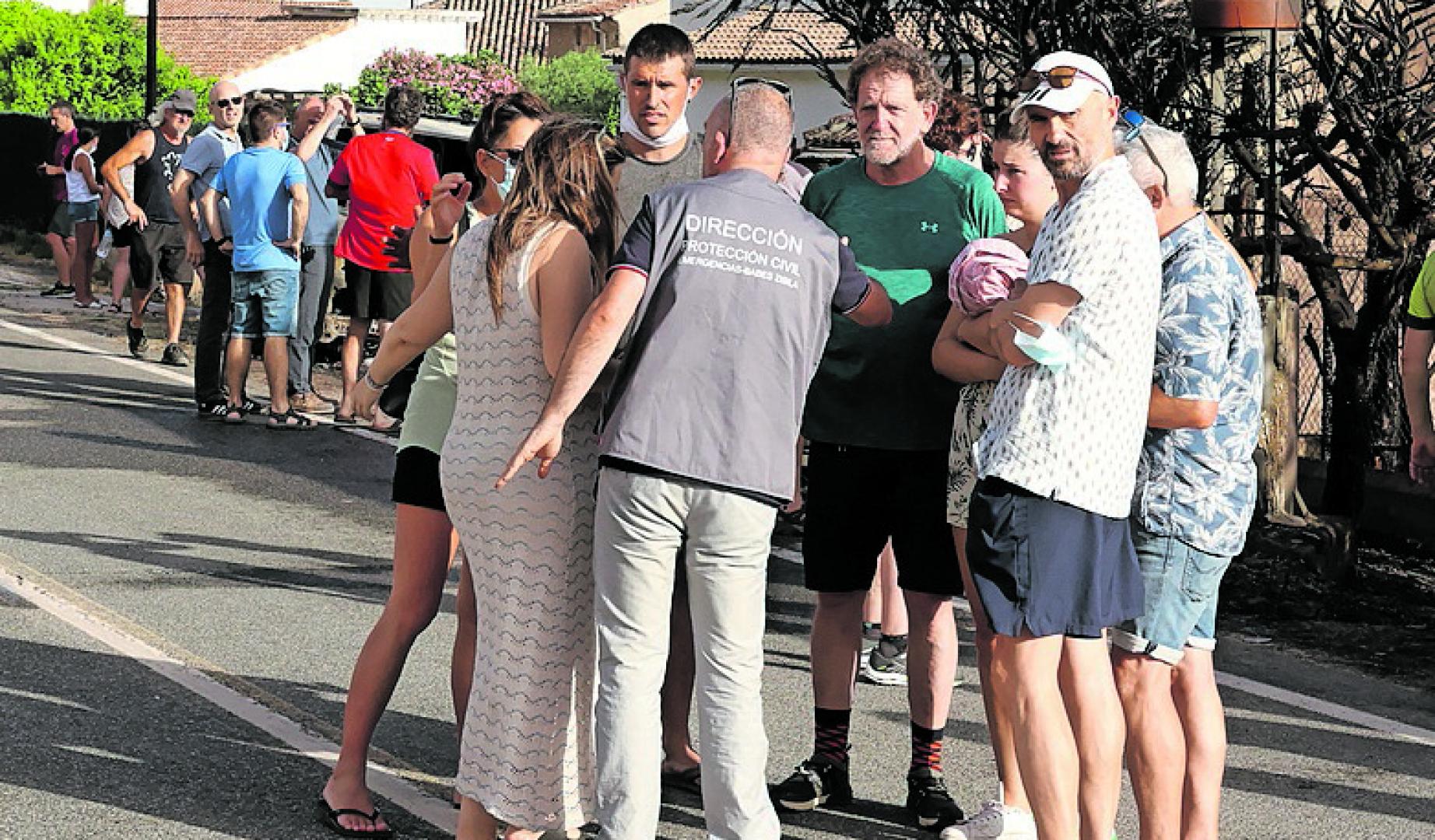 Vecinos reunidos con responsables de Protección Civil. En el centro, de verde, el concejal Javier Nuin
