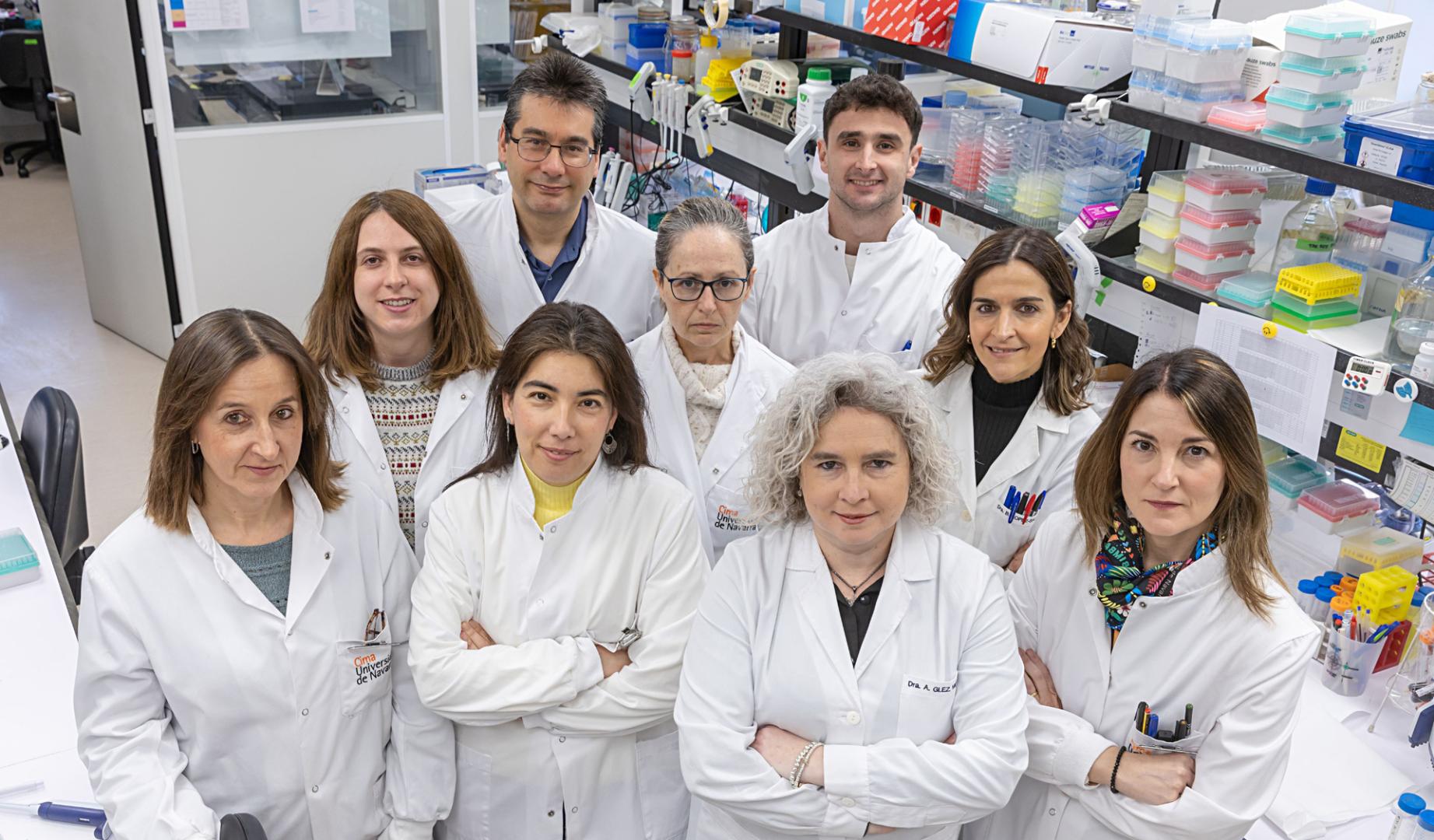 La Dra. Arantxa González Miqueo, segunda por la derecha en la primera fila, y la Dra. Susana Ravassa, en el centro de la segunda fila, junto al equipo del Laboratorio de Investigación Cardiovascular de la Clínica Universidad de Navarra