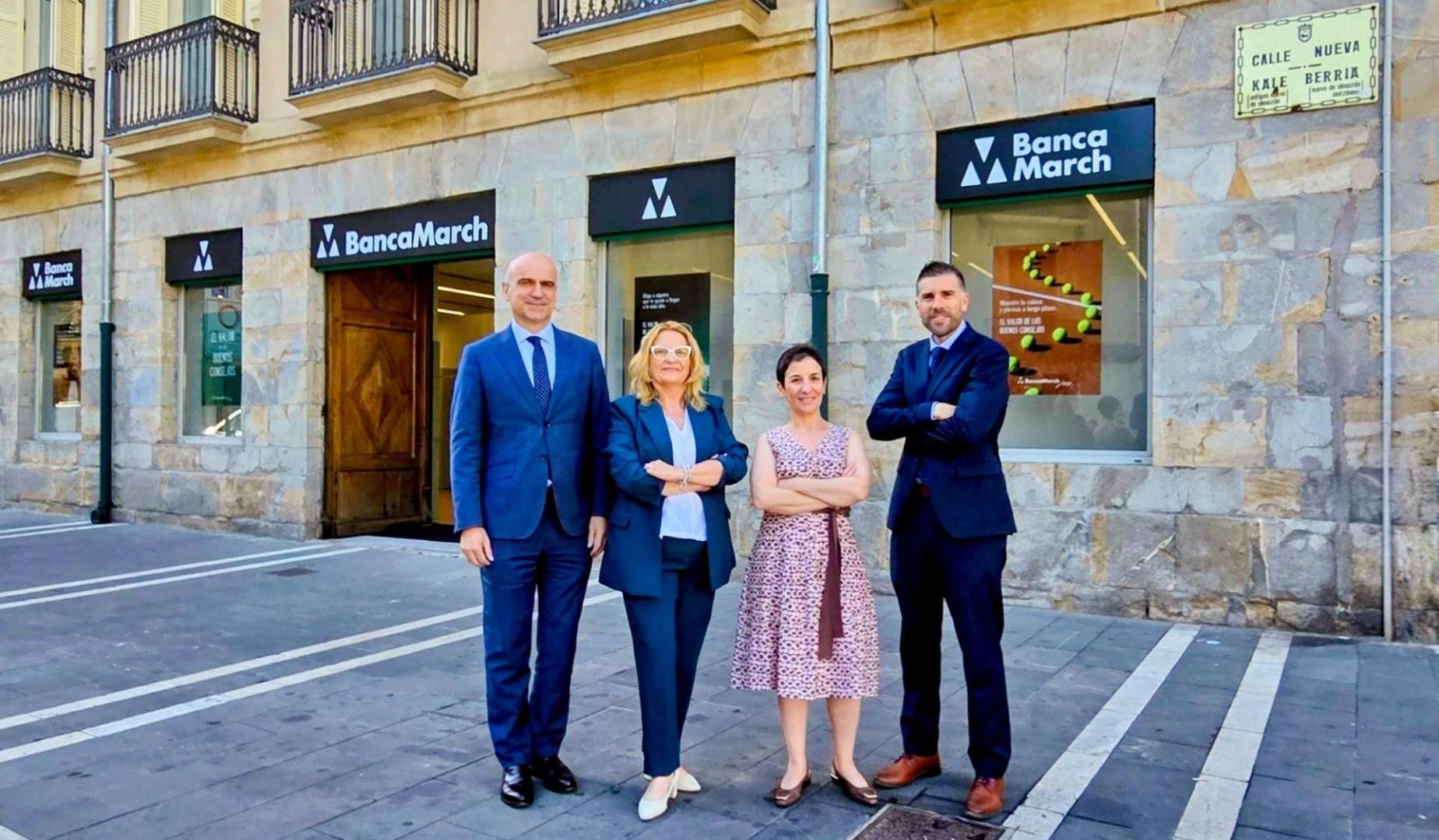 De izquierda a derecha, Jorge Arraiza (gestor Banca Privada senior, Blanca Azón (directora centro de negocio), Noemí Blanco (interventora) e Ismael Goñi (gestor Banca Empresas senior)