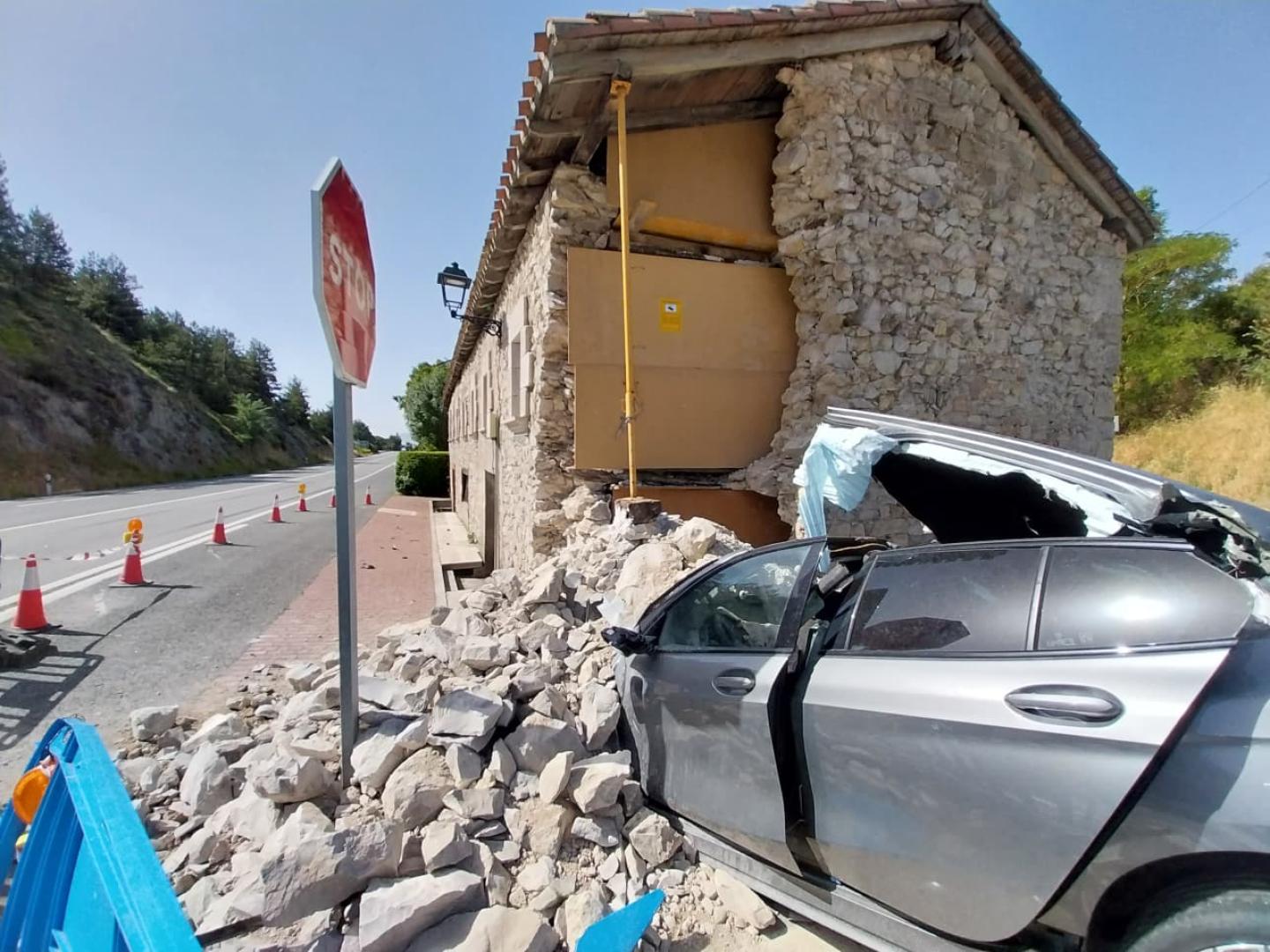 Imagen del vehículo y la casa apuntalada.