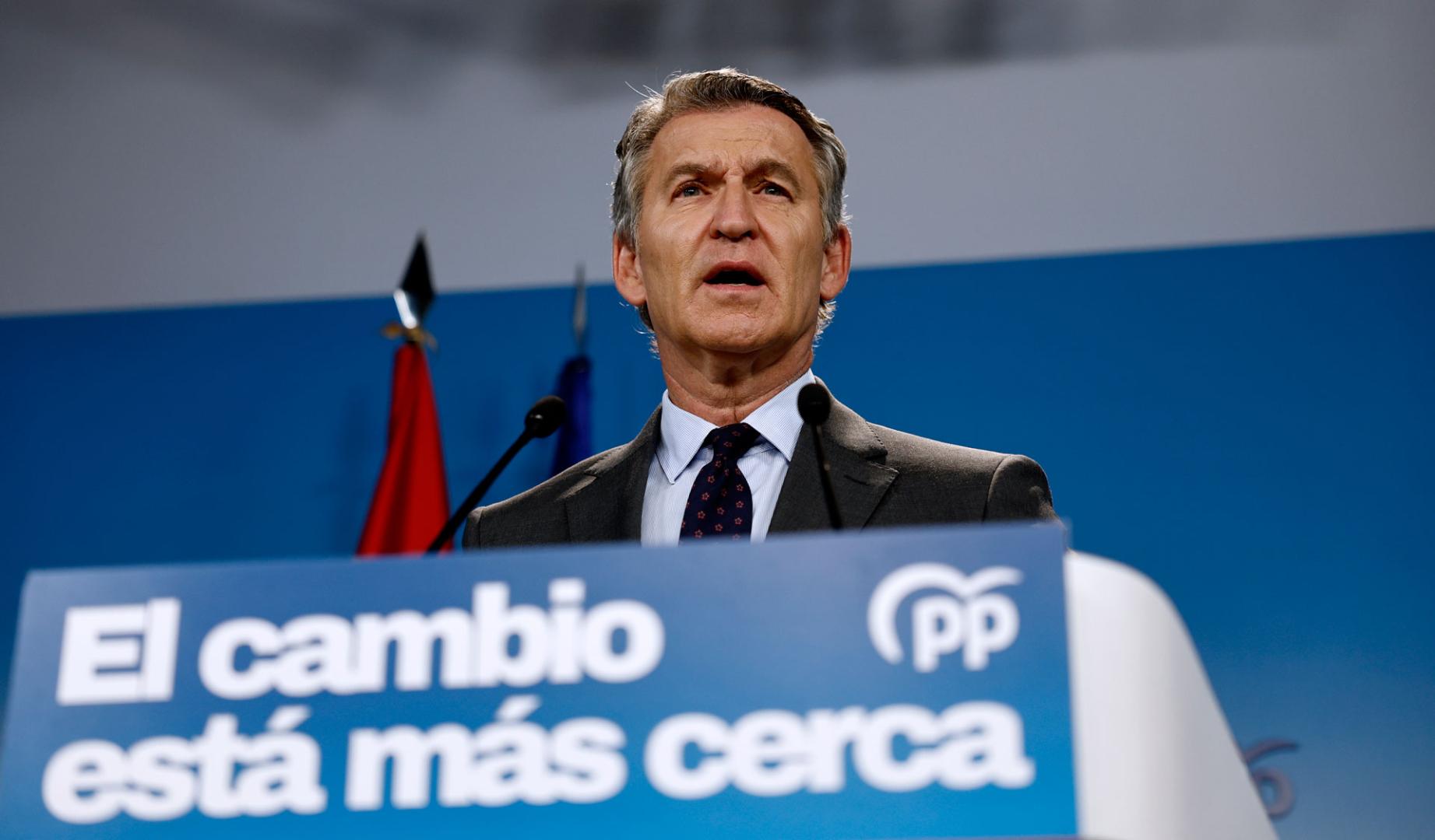 El líder del PP, Alberto Núñez Feijóo, durante la rueda de prensa ofrecida este lunes en la sede de la formación, en Madrid