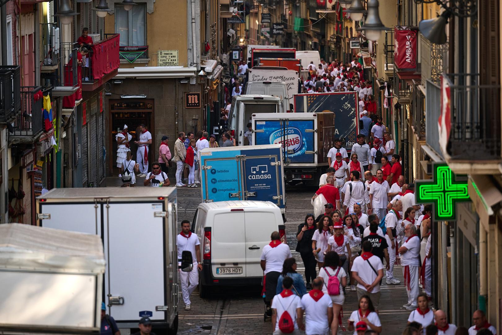 Camiones reponiendo en bares y restautantes de la calle Estafeta de Pamplona durante los Sanfermines de hace dos años
