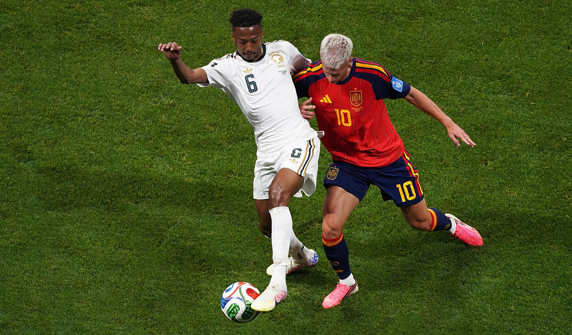 Dani Olmo presiona a Moteb Al Harbi durante le choque contra Arabia Saudí