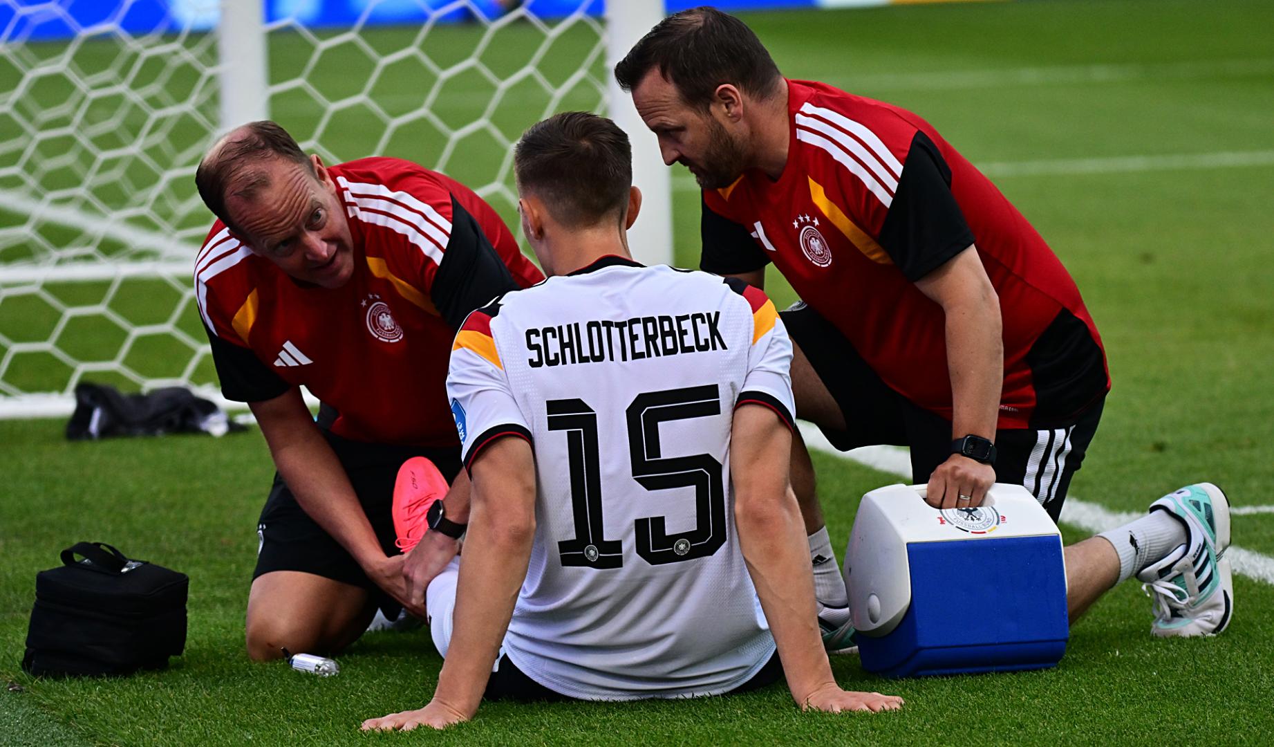 Los galenos alemanes atienden a Nico Schlotterbeck tras su lesión contra Costa de Marfil