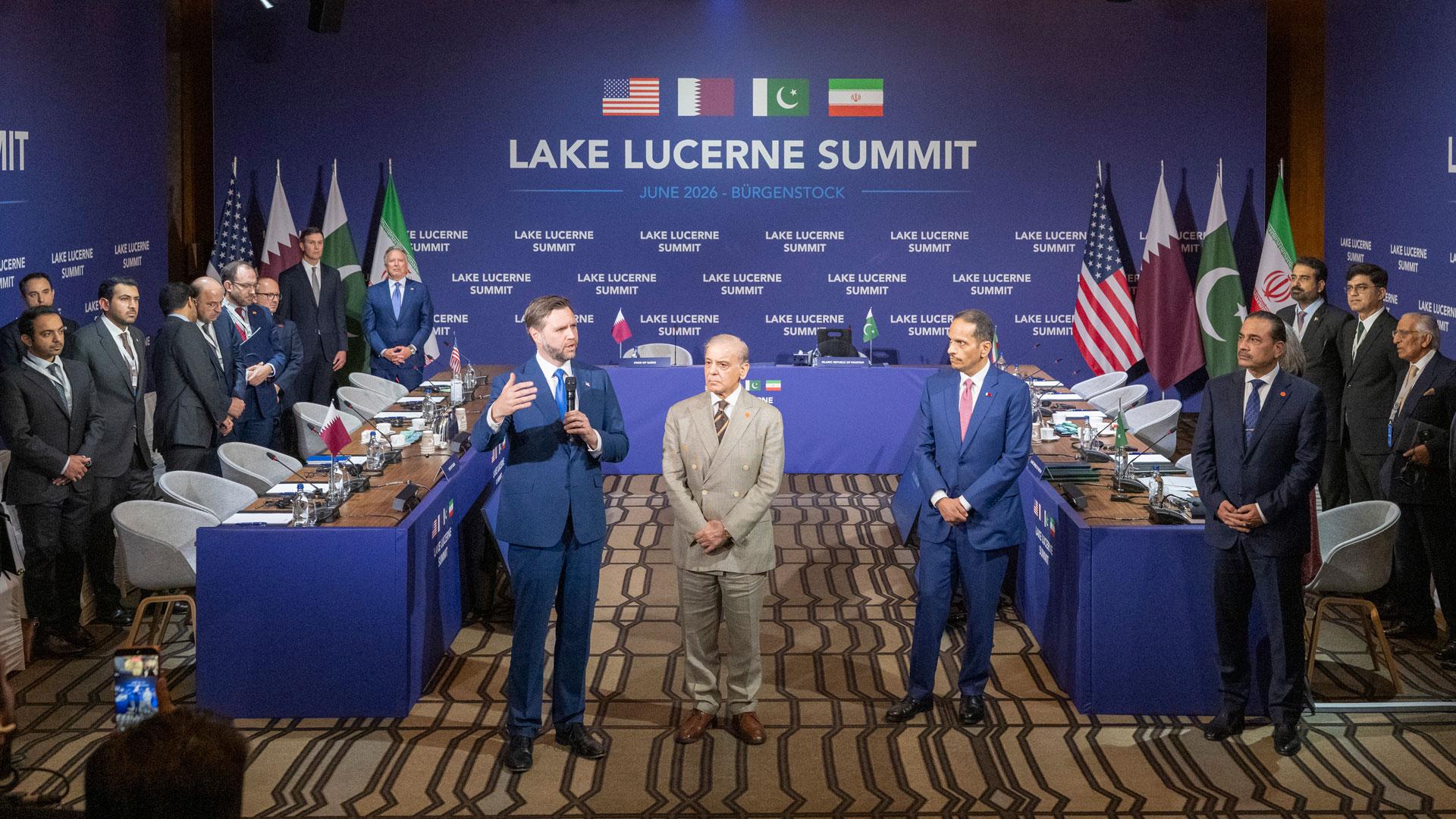 El vicepresidente de Estados Unidos, JD Vance (centro-izquierda), el primer ministro de Pakistán, Shehbaz Sharif (centro), y el primer ministro de Qatar, Mohammed bin Abdulrahman bin Jassim Al Thani (centro-derecha), durante las conversaciones entre Estados Unidos e Irán, mediadas por Pakistán y Qatar cerca de Lucerna
