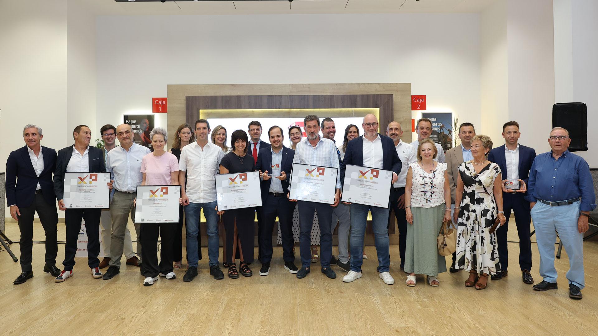 Foto de familia de galardonados y organizadores de los Premios Pyme 2026. El séptimo por la izquierda es el CEO de Bodega Otazu, Diego Farrera