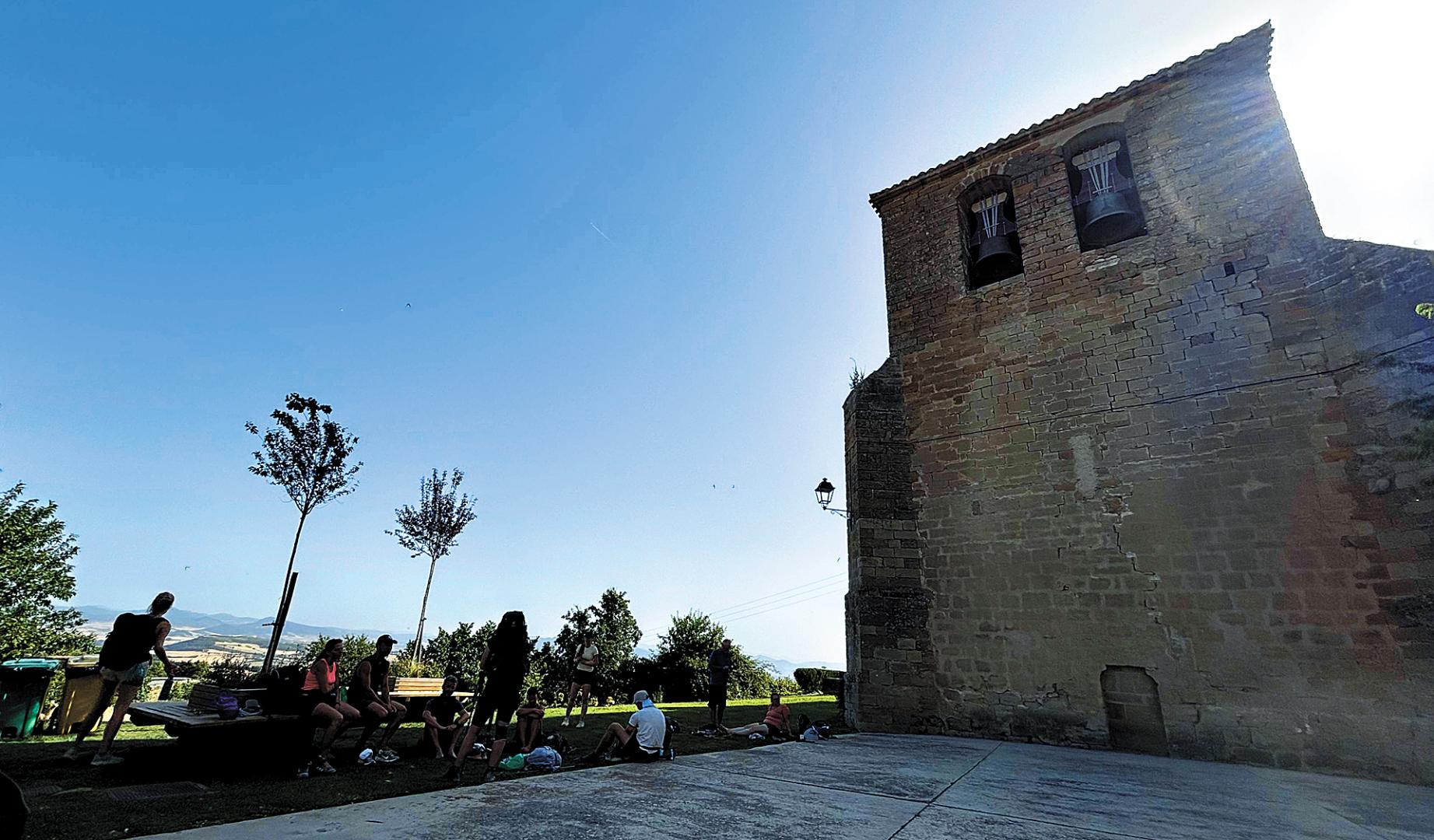 El espacio verde ubicado junto a la Iglesia de San Andrés, de Zariquiegui, es uno de los refugios existentes en la Comunidad foral para combatir el calor