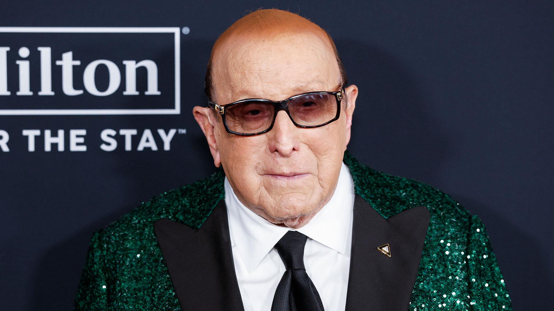 Fotografía del 31 de enero de 2026 del poderoso ejecutivo de la industria musical Clive Davis posando en la alfombra roja de la gala previa a los Premios Grammy