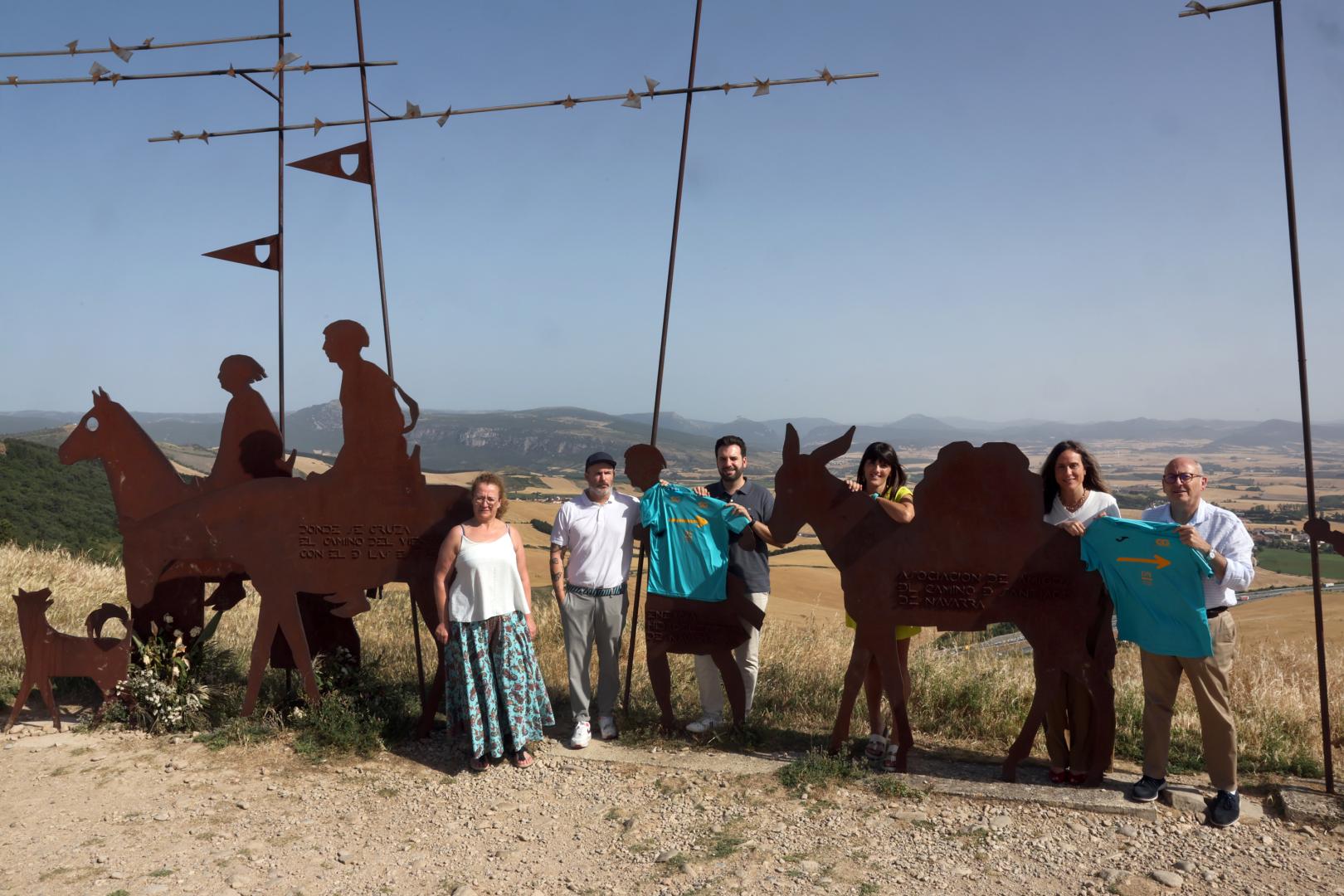 Ixone Esquíroz, Adrián Suescun, Jon Gondán, Itziar Imaz, Alicia Nicolás y Rafael Ansó, este lunes 22 de junio en el Alto de El Perdón durante el primer acto de La Cizur-Gares.