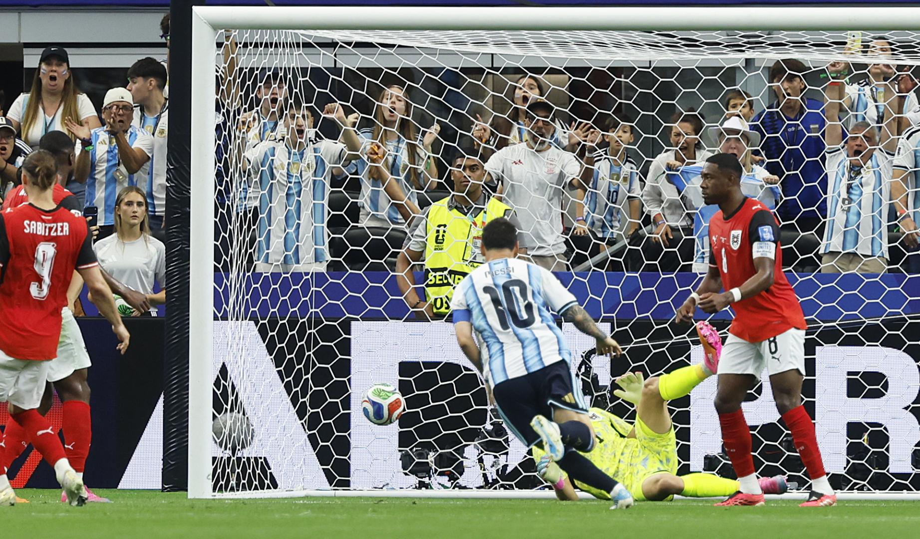 El delantero de Argentina Leo Messi marca el primero de sus goles contra Austria