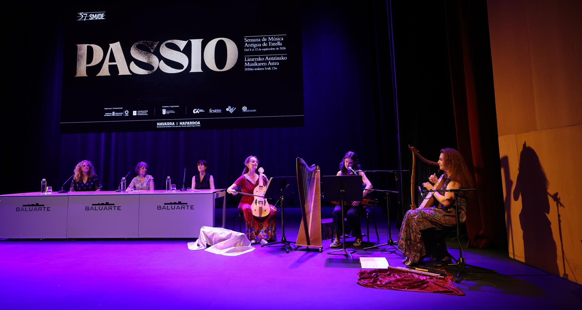 De izquierda a derecha: Raquel Andueza, la consejera Esnaola, Marisol Martínez y el grupo Hespérides en la presentación de SMADE