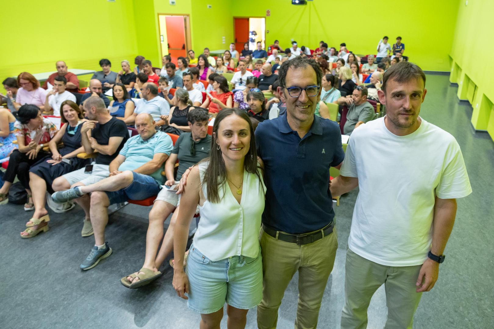 De izquierda a derecha: Claudia Gatón, Iker Rubio, y Álvaro Cordón ‘Cone’, durante la presentación este lunes del nuevo club Tudela Fútbol Sala celebrada en el Centro Cívico Lourdes