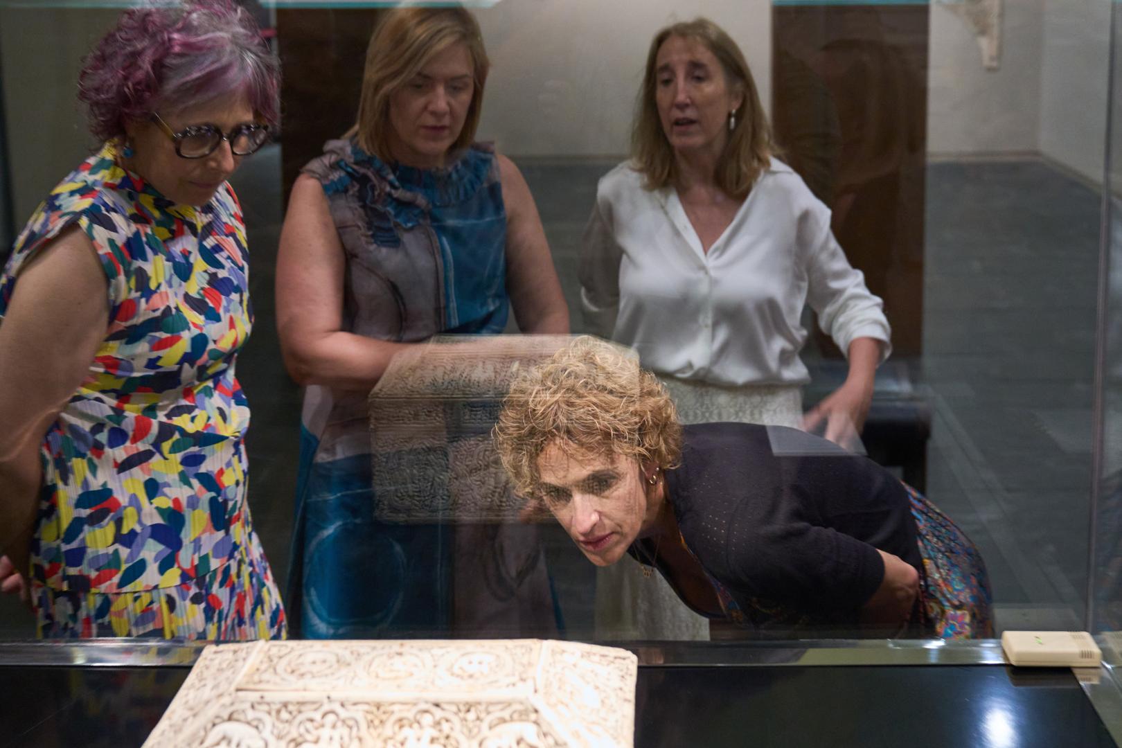 La presidenta María Chivite observa la Arqueta de Leyre, una de las piezas emblemáticas del Museo de Navarra