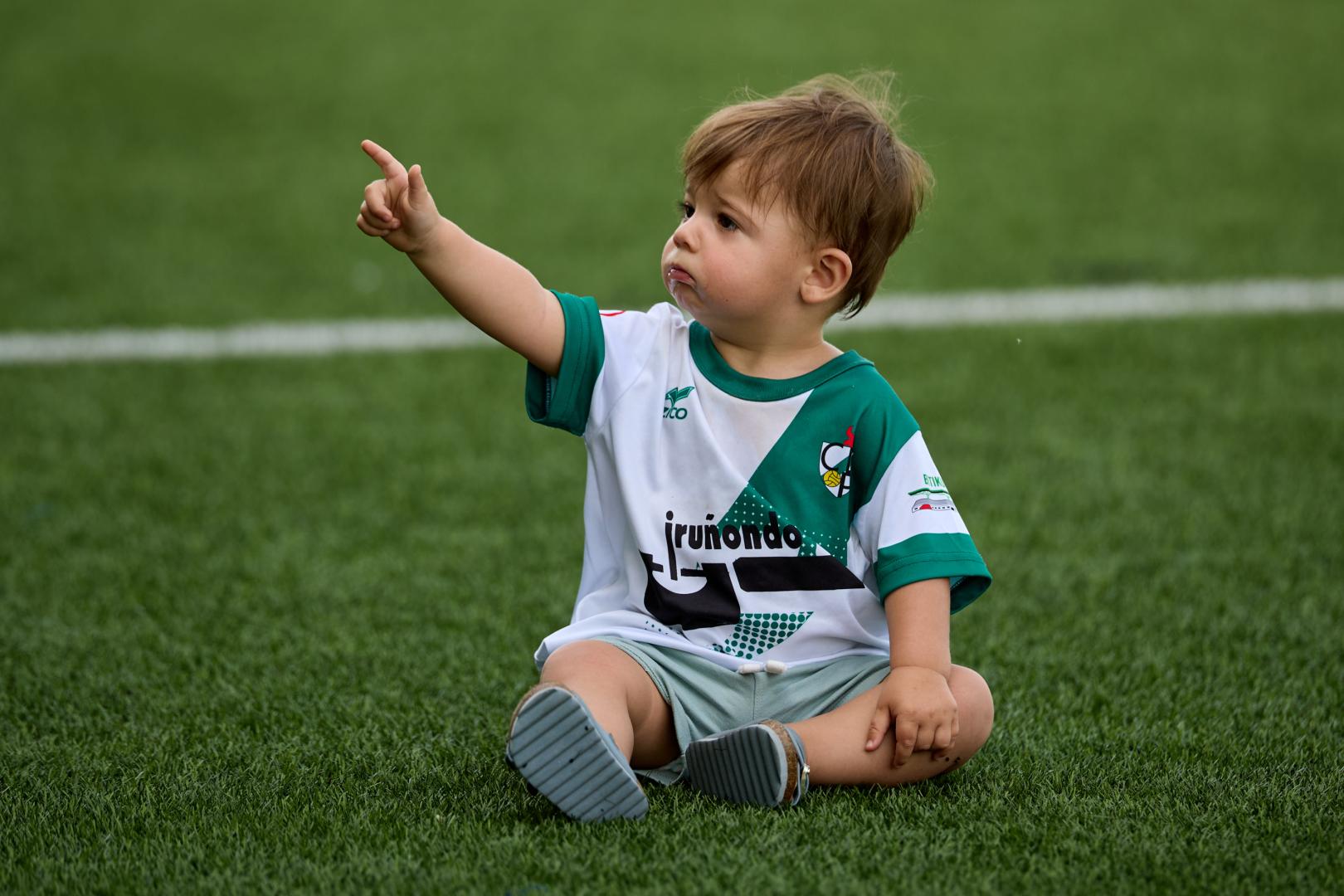 Un pequeño aficionado del Pamplona que no se perdió el duelo histórico de su equipo ante el Murcia Imperial