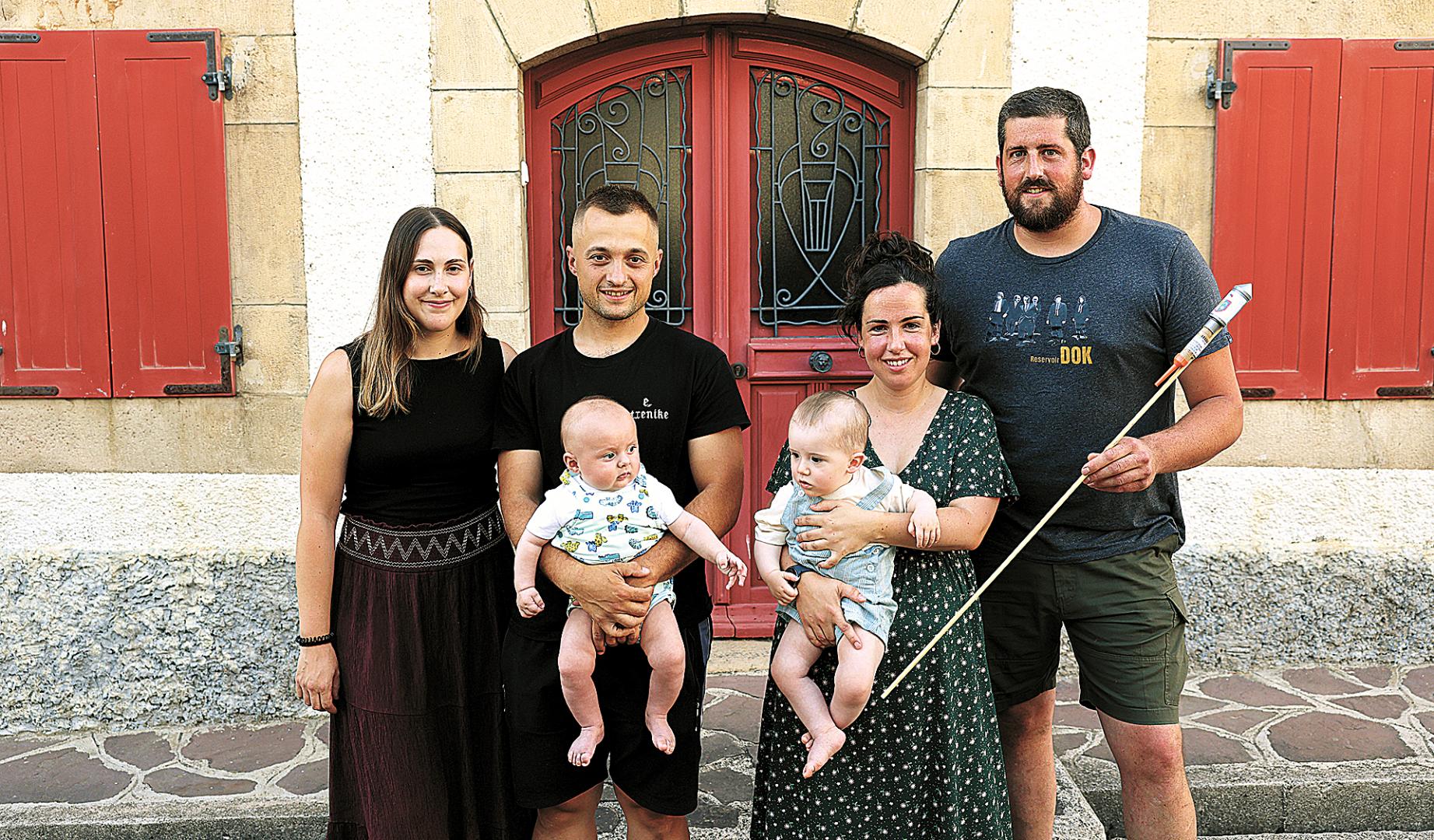 APUESTA JOVEN POR VIVIR EN EL PIRINEO. Desde la izda.: Judit Cervantes Macaya y Mitxel Etxenike Araiz, con su pequeño Marko Etxenike Cervantes en brazos; y Elisa Urtasun Echeverría y Beñat Agorreta Zabalza, padres de Mattin Agorreta Urtasun. Portan el chupinazo que lanzan este martes