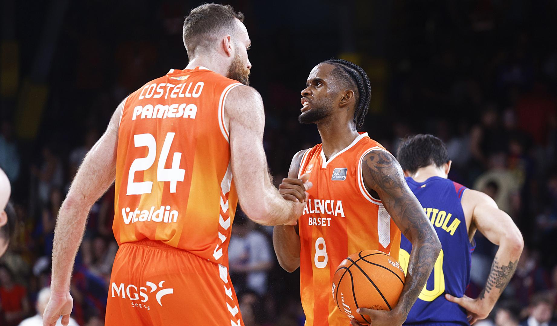 El escolta dominicano del Valencia Basket Jean Montero y el pívot Matt Costello conversan durante el tercer partido
