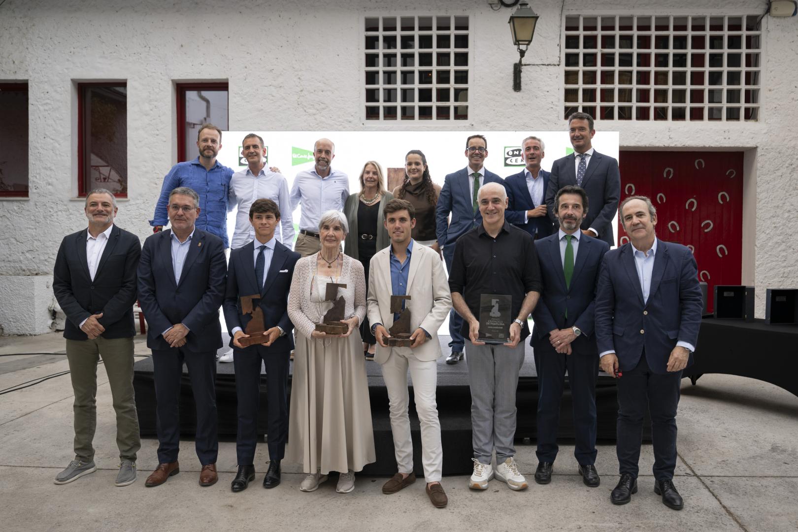 *A: Irati Aizpurua San Román *F: 22-06-26 *T: Entrega premio taurino Ciudadela. *L: Patio de caballos de la plaza de toros de Pamplona.