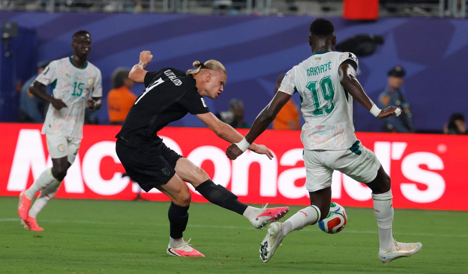 Erling Haaland (i) de Noruega disputa el balón con Moussa Niakhate de Senegal este lunes, en un partido del grupo I del Mundial de la FIFA 2026 entre Noruega y Senegal en el estadio MetLife en Nueva Jersey