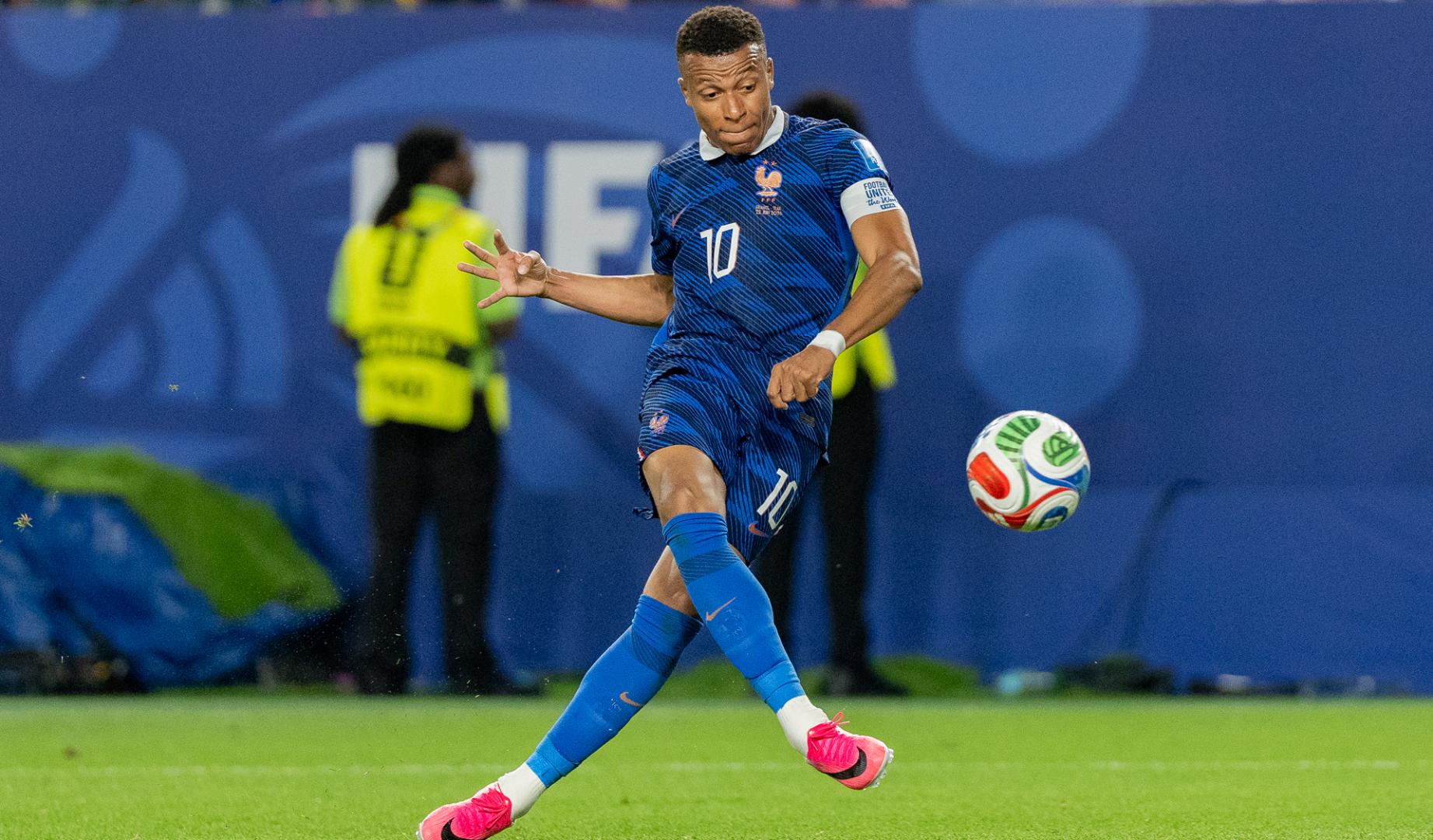 Kylian Mbappe de Francia patea un balón este lunes, en un partido del grupo I del Mundial de la FIFA 2026 entre Francia e Irak en el estadio Lincoln Financial Field en Filadelfia