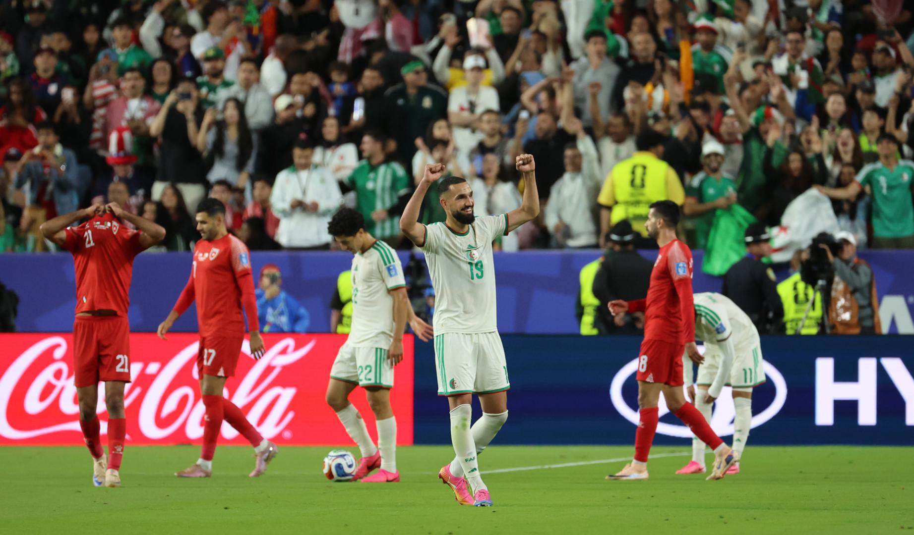 Nabil Bentaleb (c) de Argelia celebra este lunes, al finalizar un partido del grupo J del Mundial de la FIFA 2026 entre Jordania y Argelia en el estadio Levi's en Santa Clara