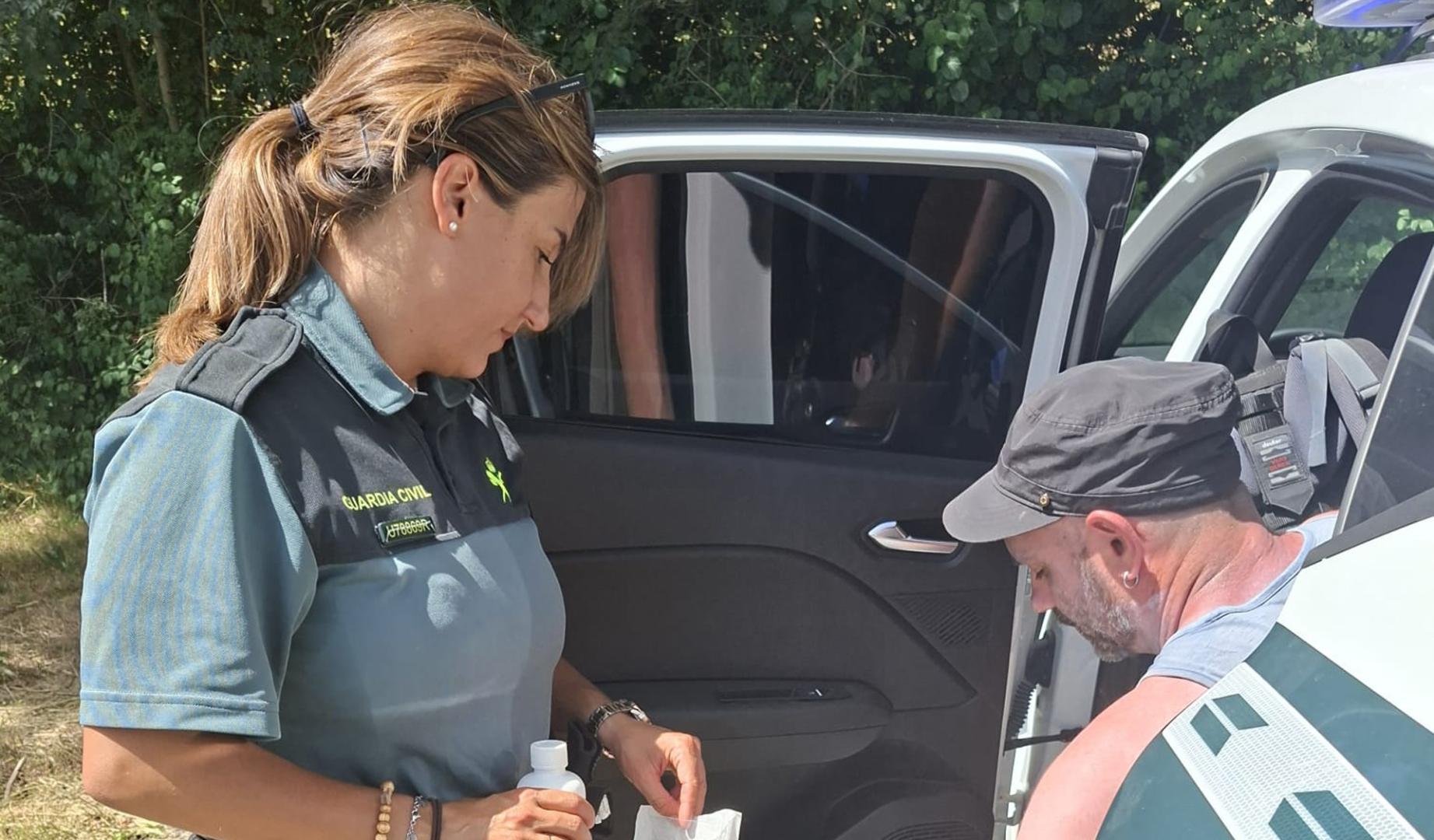Guardia Civil de Navarra auxilia a tres peregrinos franceses perdidos en el Camino de Santiago