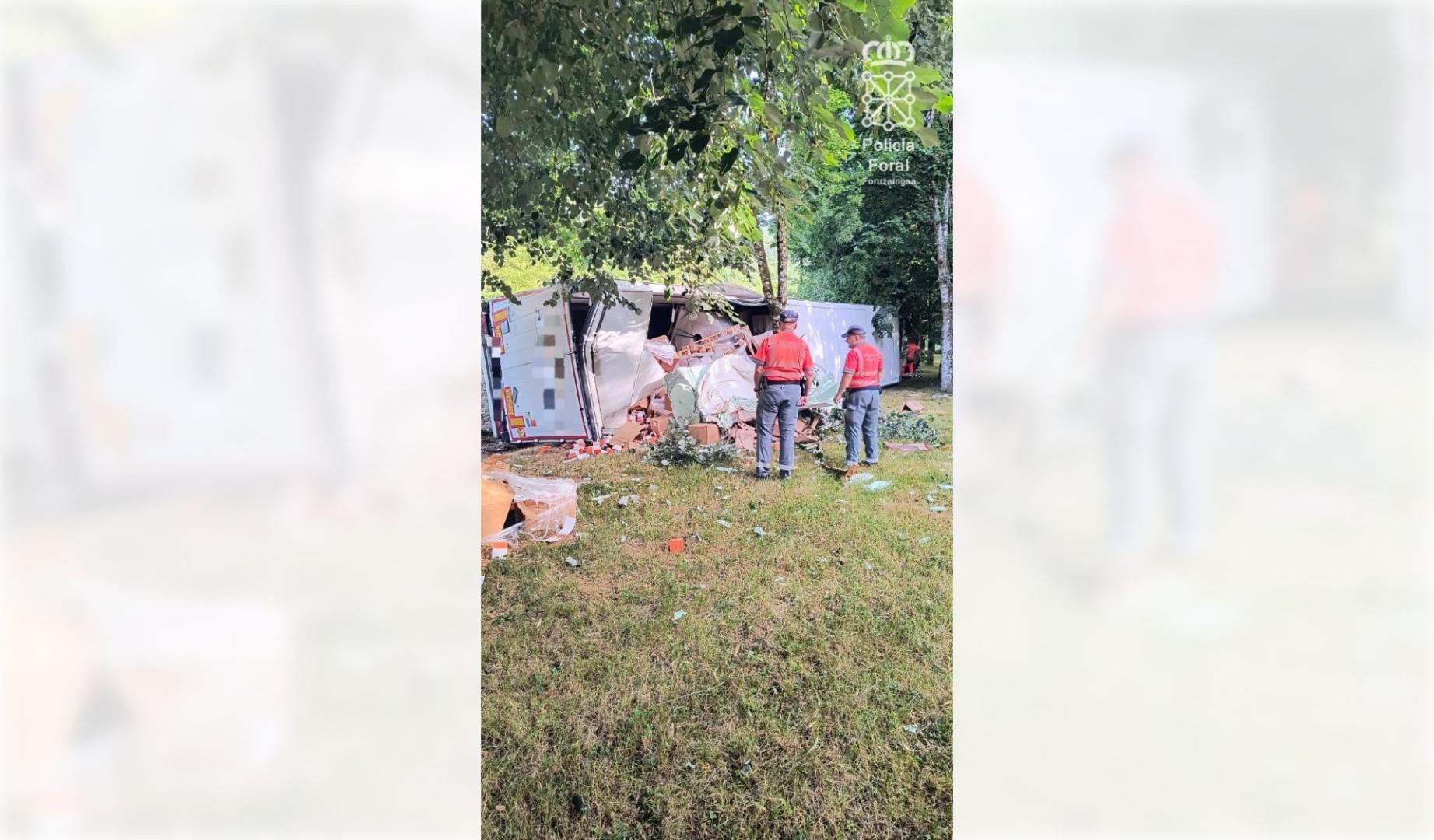 Imagen del estado en el que ha quedado el camión que se ha salido de la vía en Zozaia