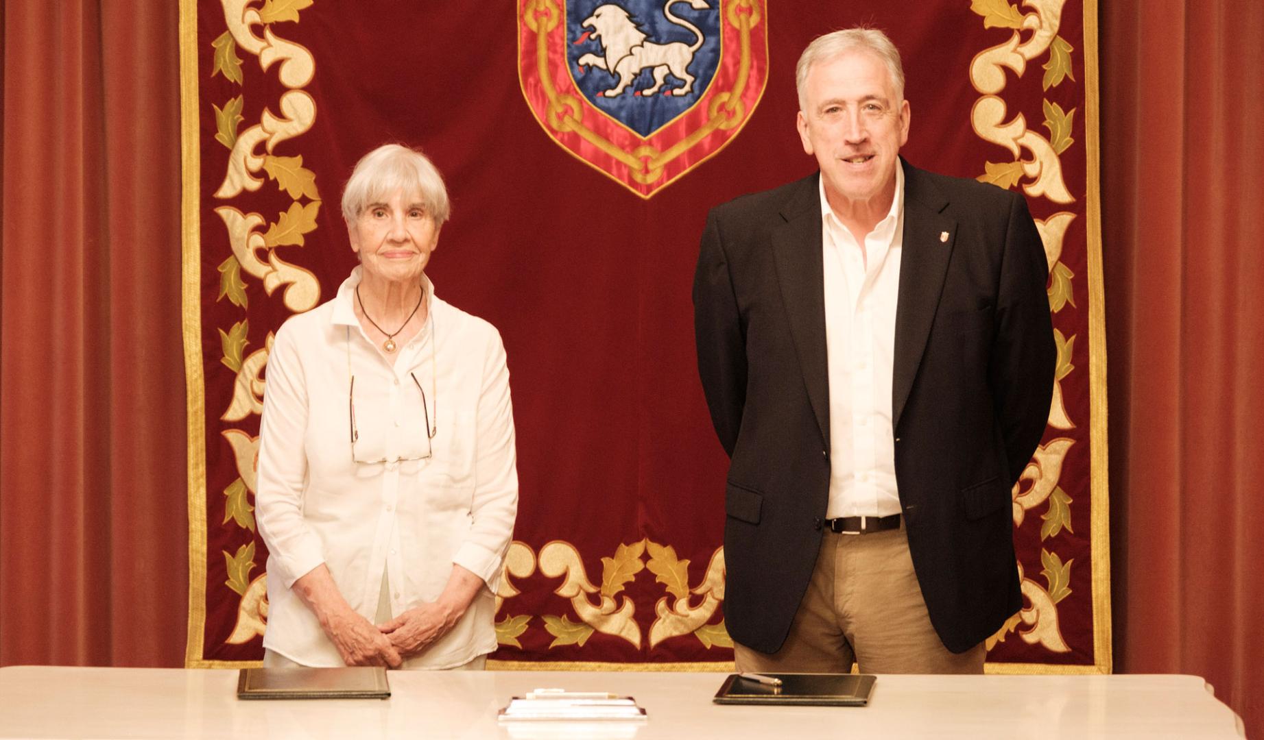 El alcalde, Joseba Asiron, y la vicepresidenta del patronato de la Fundación Casa Misericordia, Camino Oslé, han rubricado el acuerdo este martes en el Salón de Recepciones de la Casa Consistorial.