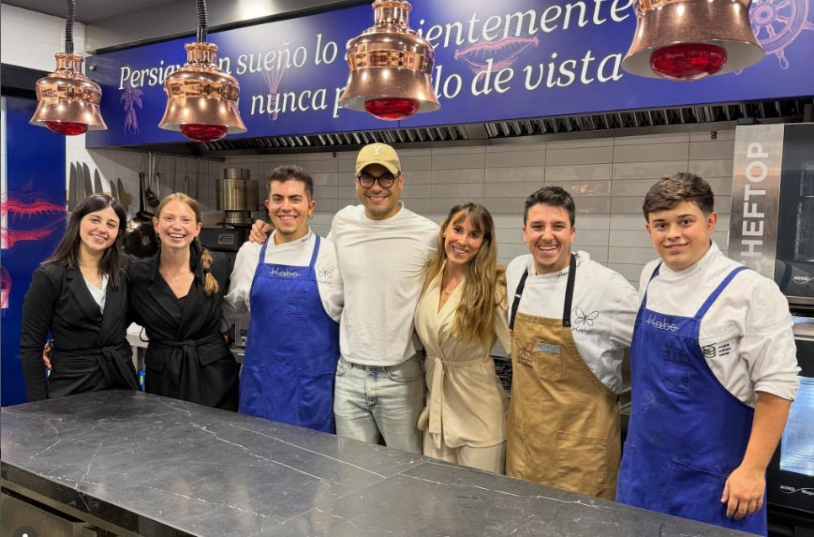 El cantante mexicano Carlos Rivera, con gorra en el centro, junto al personal del restaurante Kabo