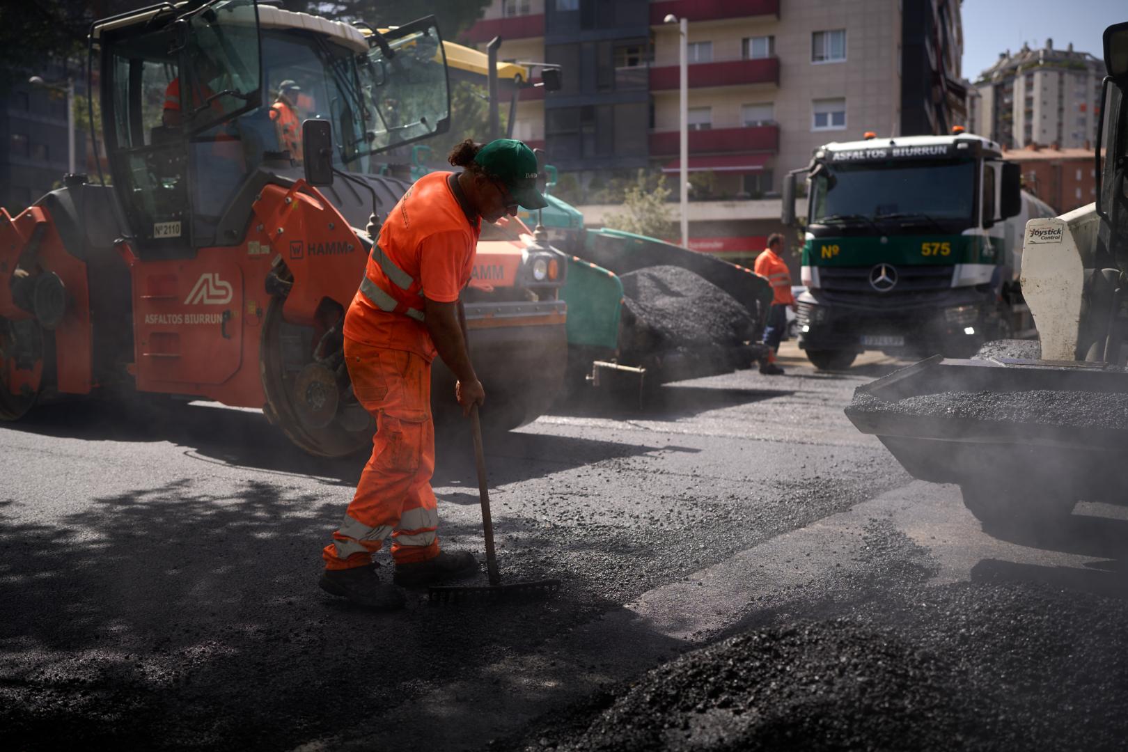 *A: SERGIO MARTÍN *F: 23/06/2026 *P: *L: PAMPLONA *T: Trabajadores de distintos gremios en plena ola de calor en Pamplona. Operarios trabajan en el asfaltado de la avenida Bayona en plena ola de calor.