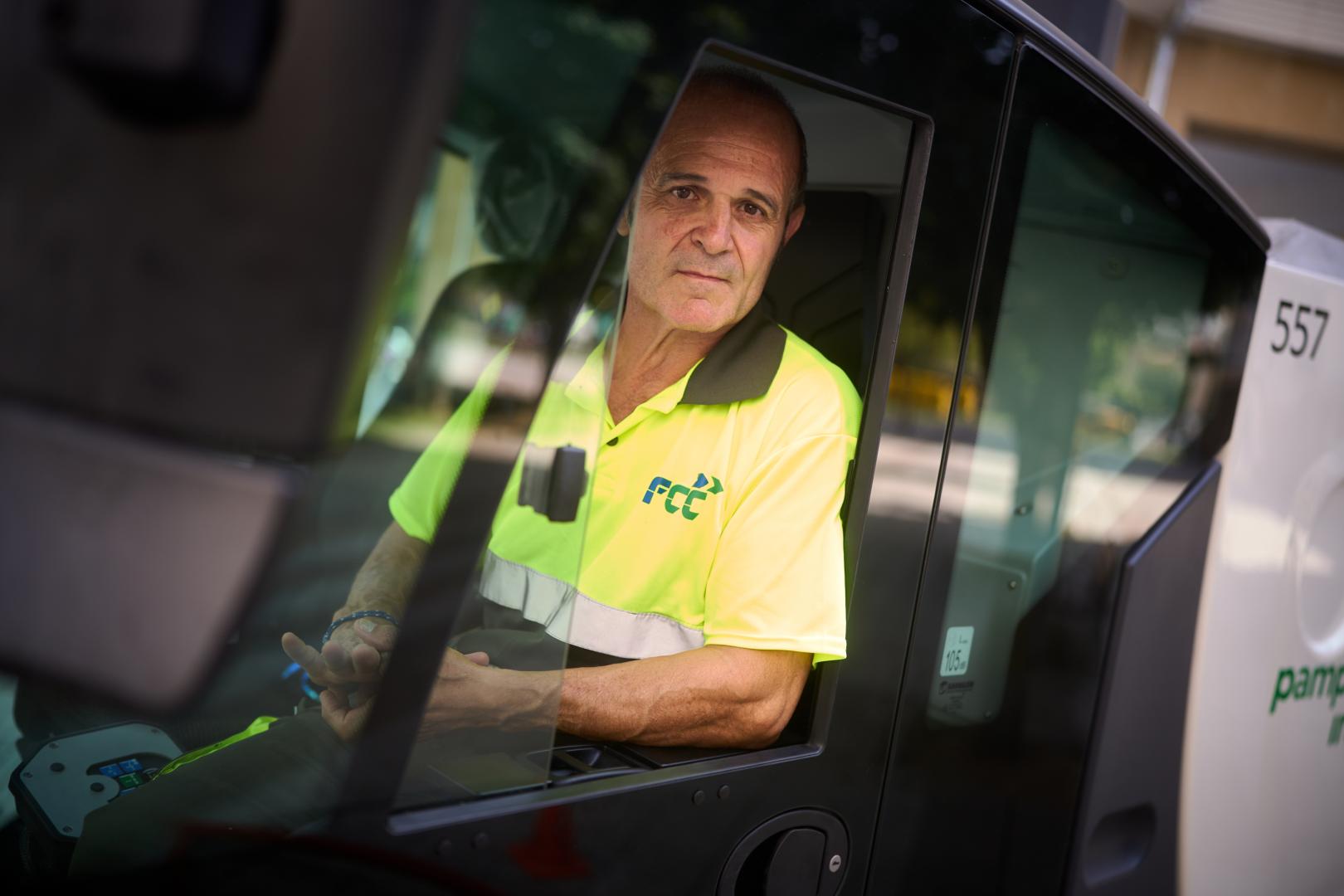 *A: SERGIO MARTÍN *F: 23/06/2026 *P: Gorka Asiáin *L: PAMPLONA *T: Trabajadores de distintos gremios en plena ola de calor en Pamplona. Gorka Asiáin, trabajador de la Mancomunidad de la Comarca de Pamplona.